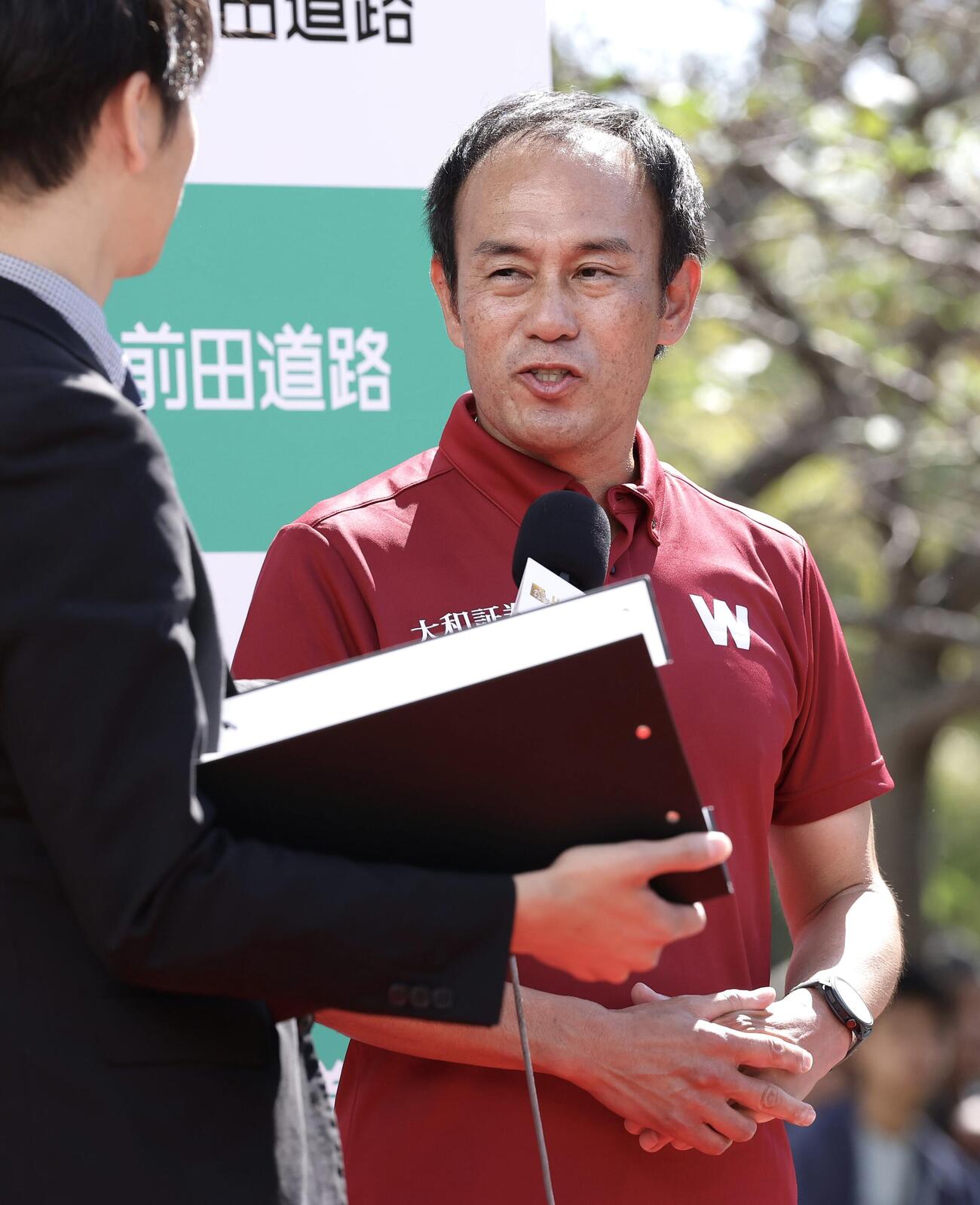 優勝しインタビューに答える早大・花田勝彦監督（撮影・前田充）