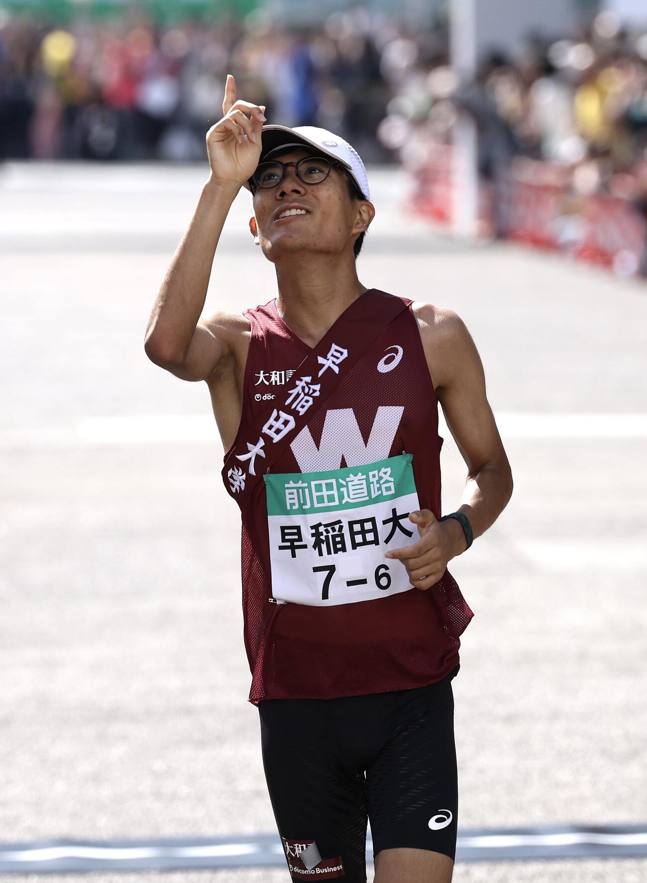 優勝しポーズをとる早大・工藤慎作（撮影・前田充）