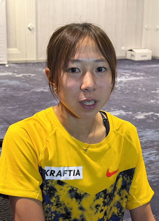 女子で11位に入り、取材に応じる赤崎優花（共同）