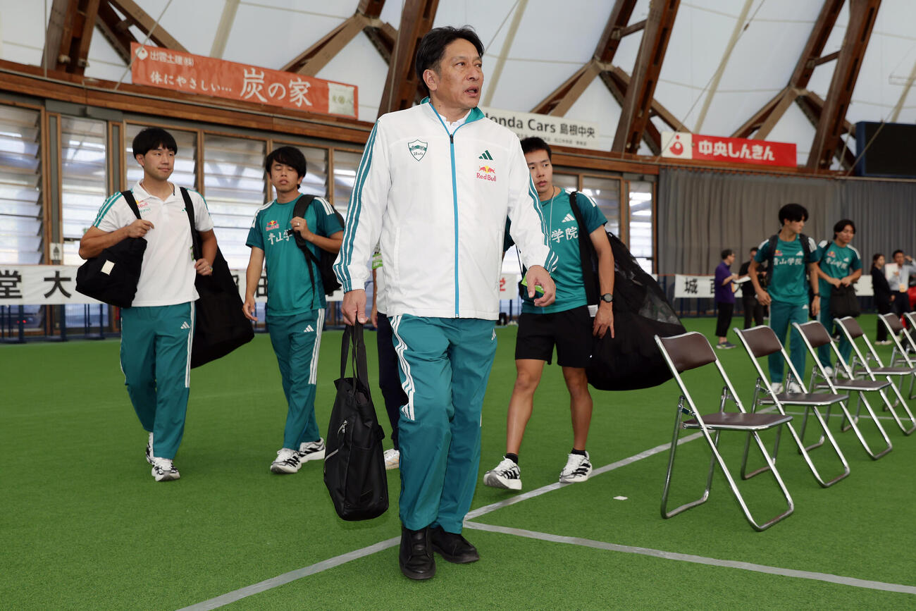 11位に終わり引き揚げる青学大・原晋監督ら（撮影・前田充）