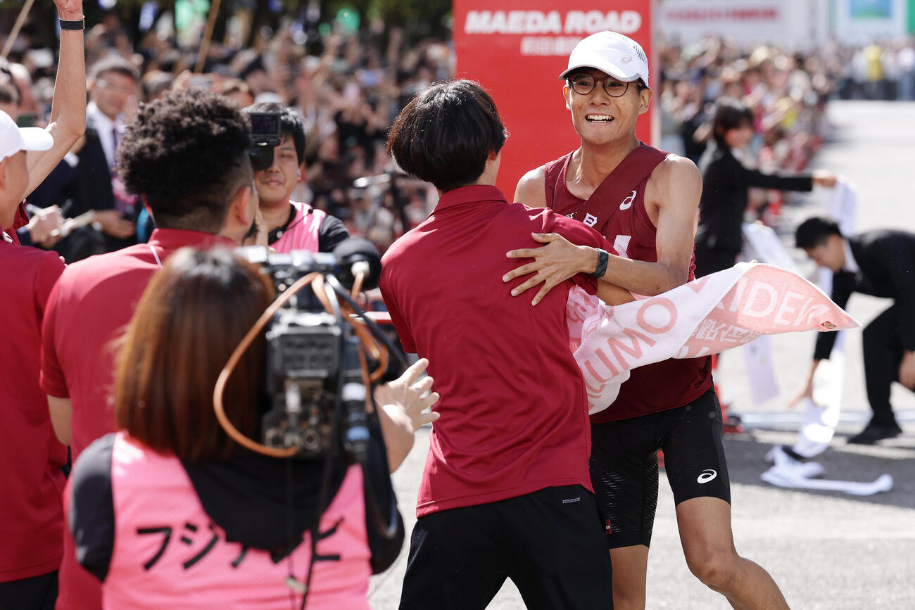 1位でゴールし、チームメートに迎えられる早大・工藤慎作（右）（撮影・前田充）