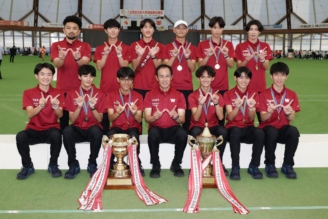 優勝し笑顔でポーズをとる早大の選手たち（撮影・前田充）