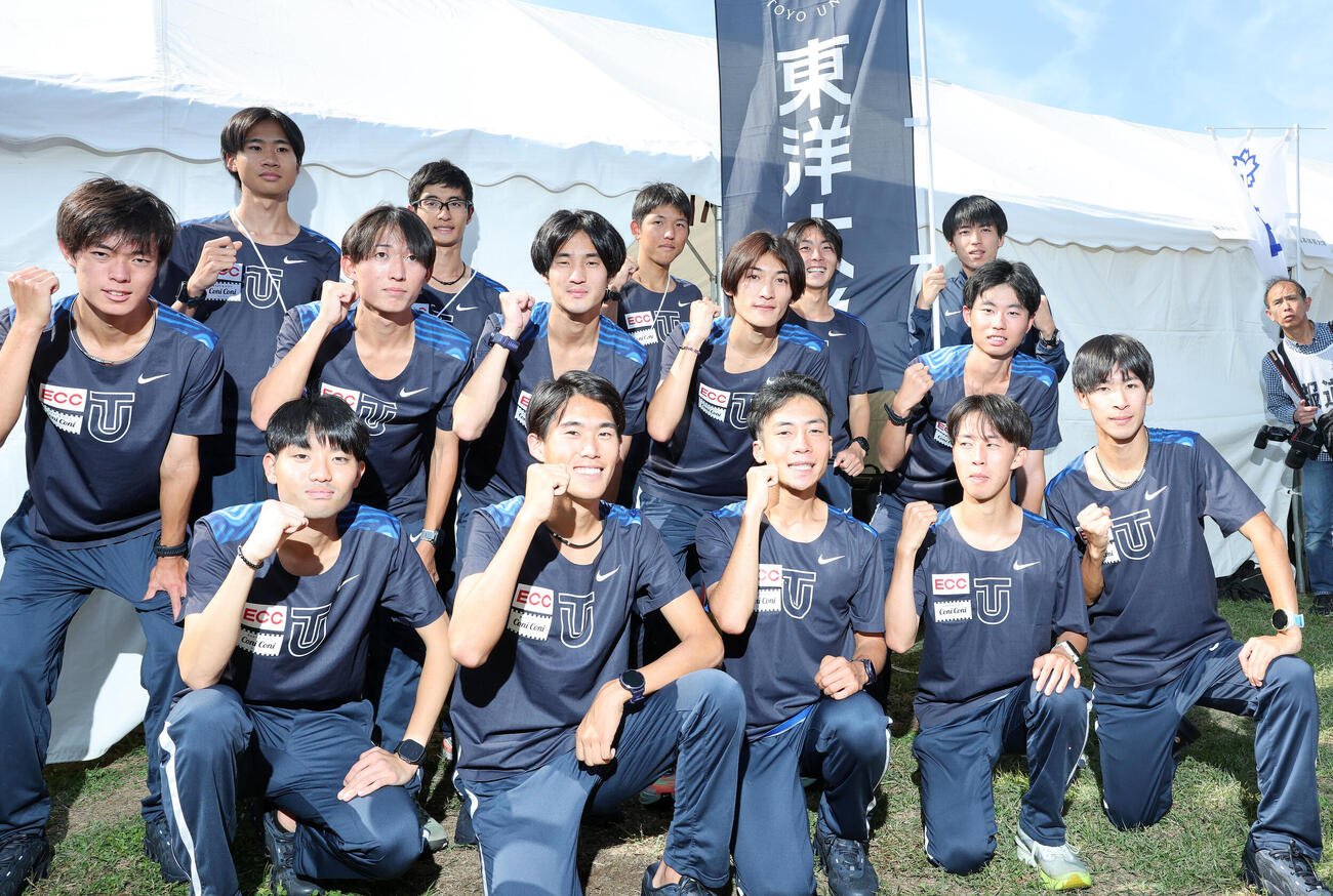箱根駅伝予選会を突破した東洋大の選手たち（撮影・鈴木正人）