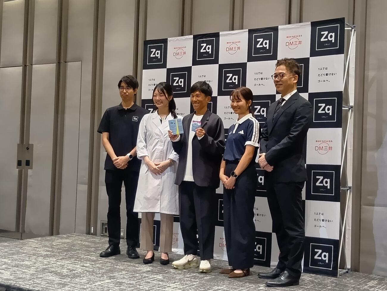 都内イベントに出席した鈴木健吾（中央）