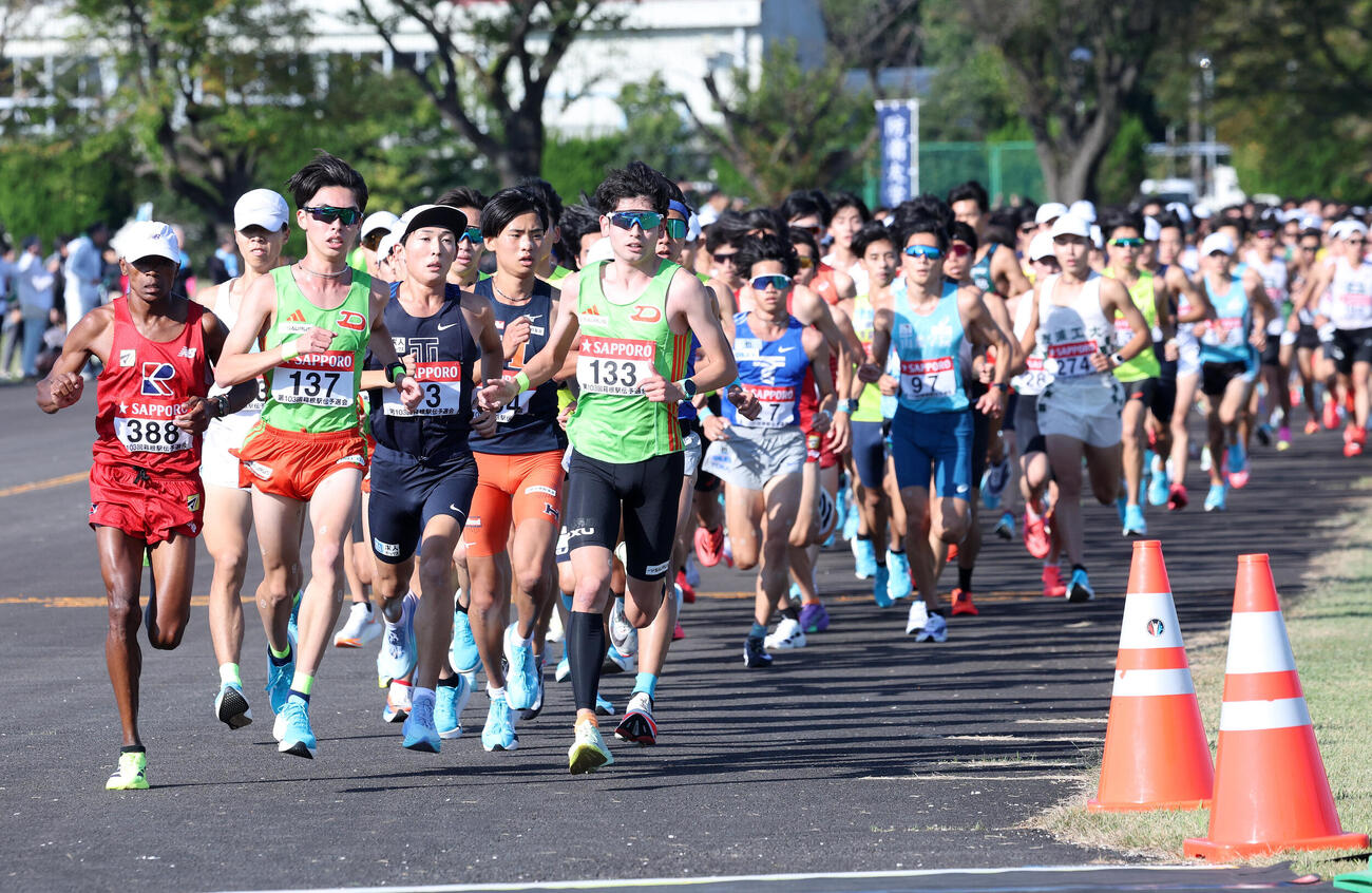 箱根駅伝予選会　力走するする各校の選手たち（撮影・鈴木正人）
