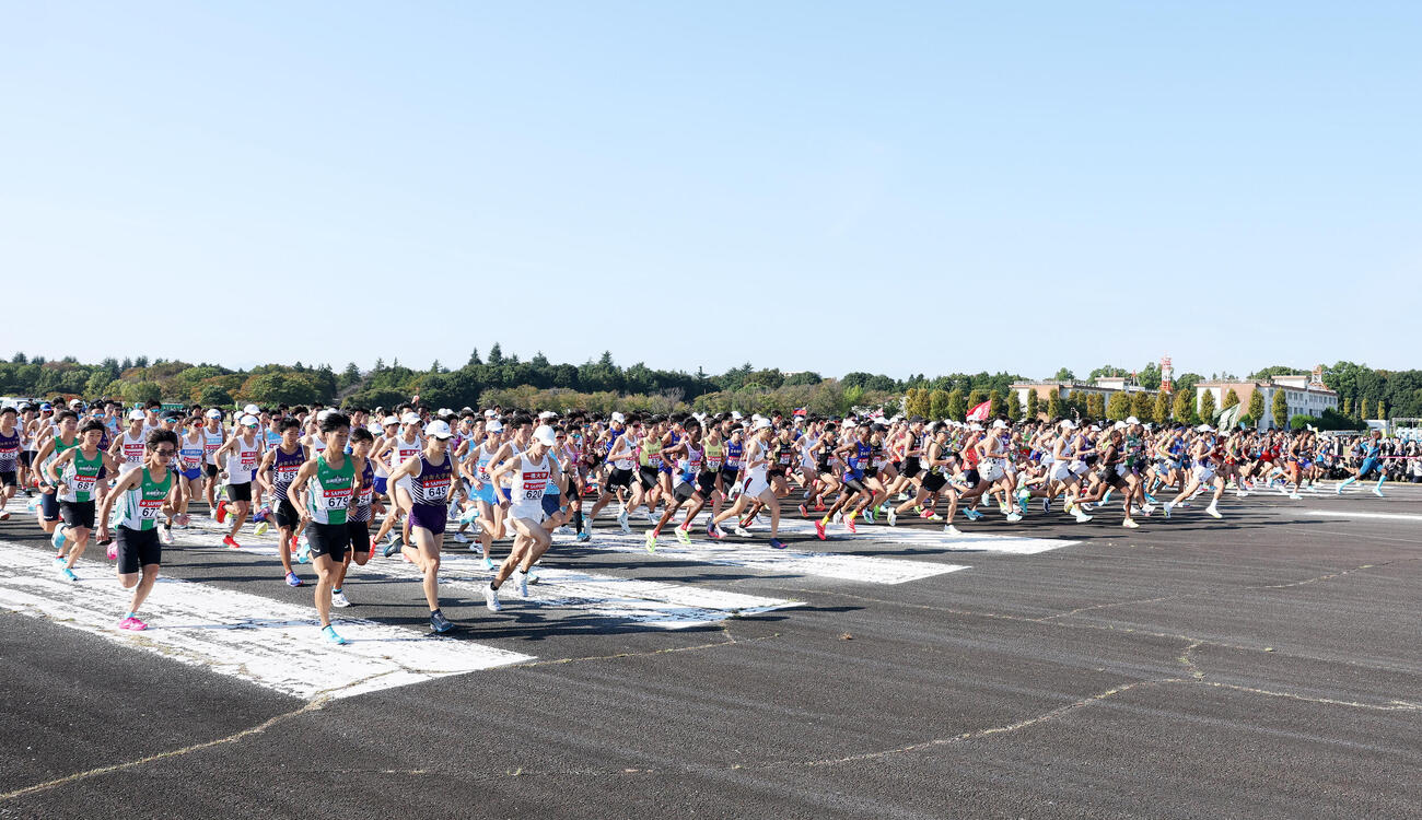 箱根駅伝予選会　スタートする各校の選手たち（撮影・鈴木正人）