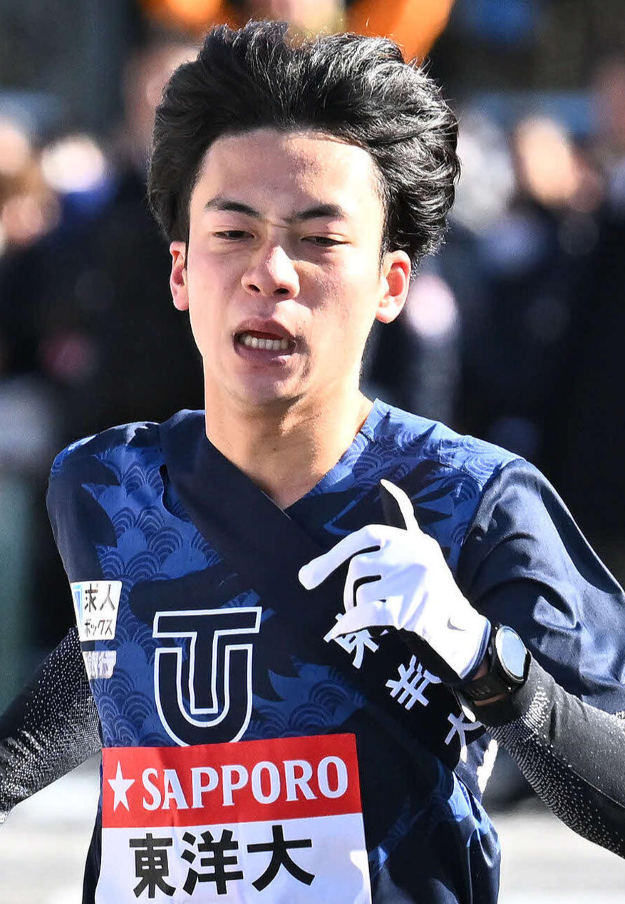 2026年1月2日、第102回箱根駅伝　往路　往路15位でゴールする5区東洋大・宮崎優