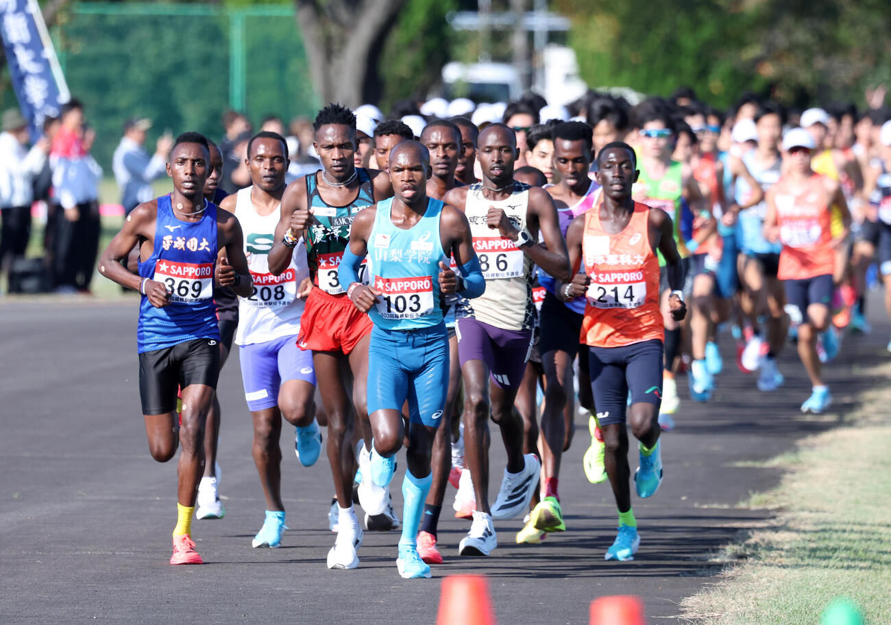 箱根駅伝予選会　力走するする各校の選手たち（撮影・鈴木正人）