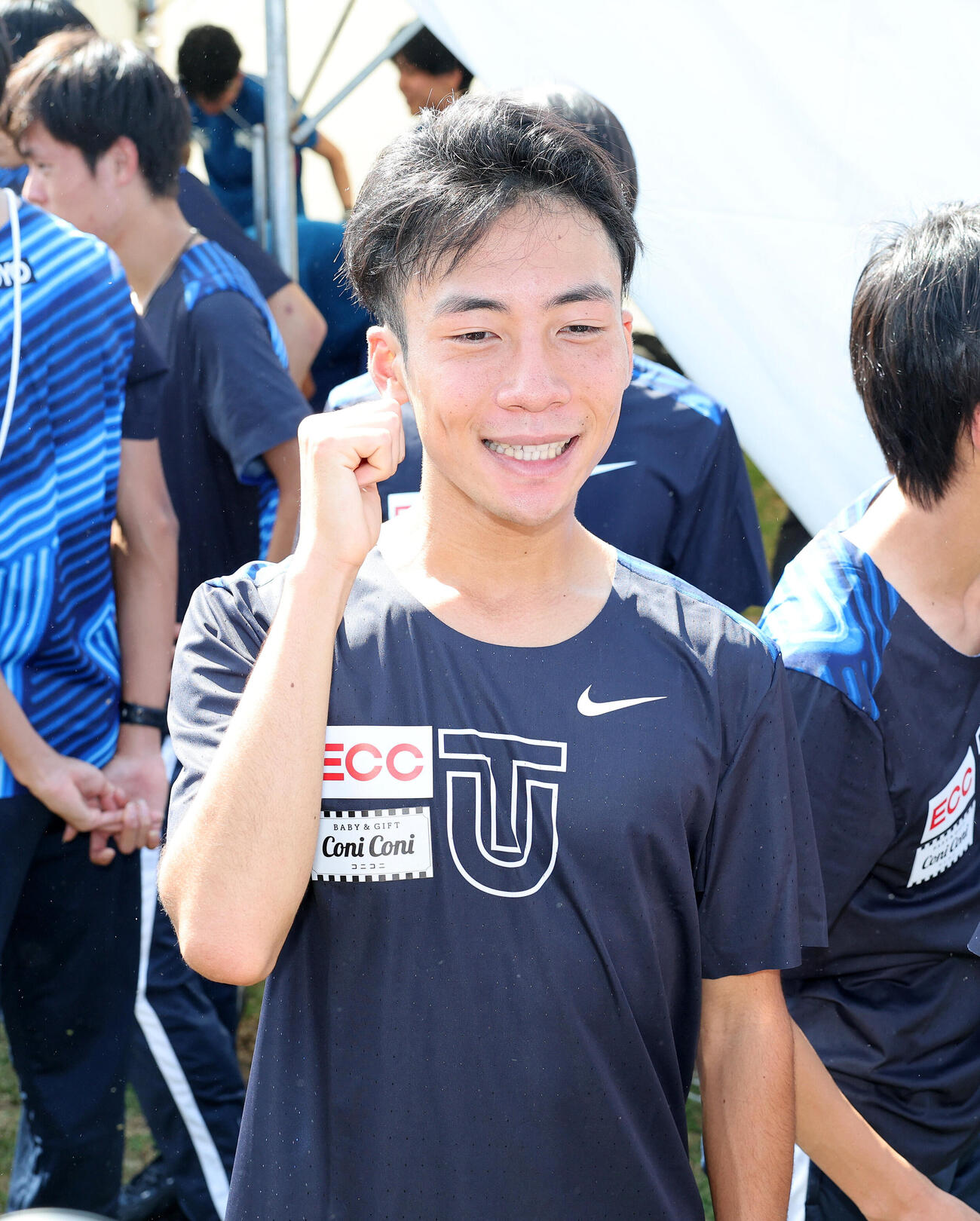 箱根駅伝予選会　ガッツポーズする日本人トップの東洋大・宮崎優（撮影・鈴木正人）