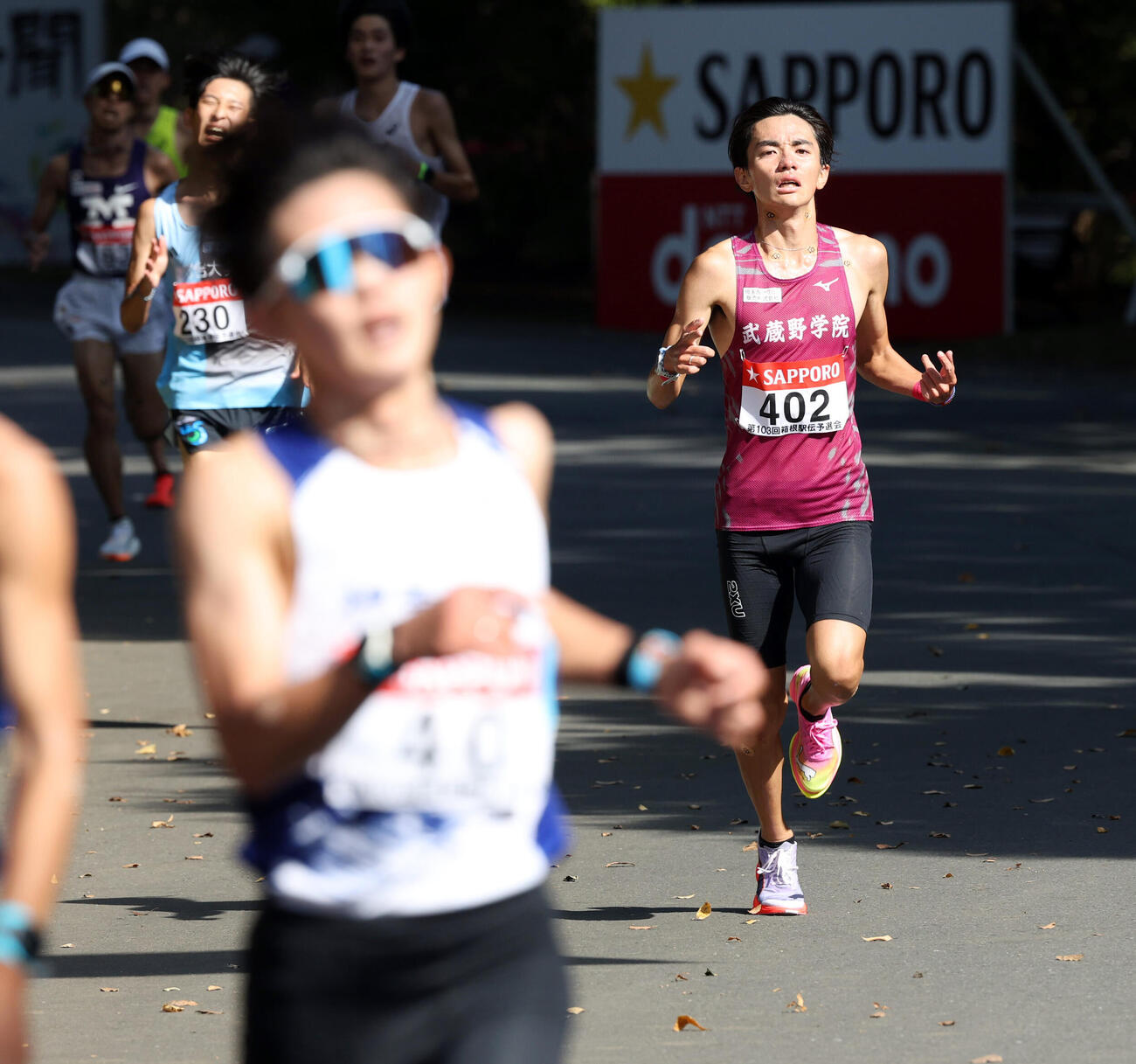 第103回箱根駅伝予選会　ゴールする武蔵野学院大の佐野颯人（撮影・浅見桂子）