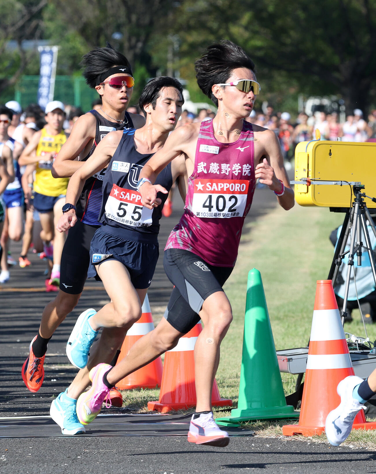 箱根駅伝予選会　力走する武蔵野学院大・佐野颯人（右）（撮影・鈴木正人）
