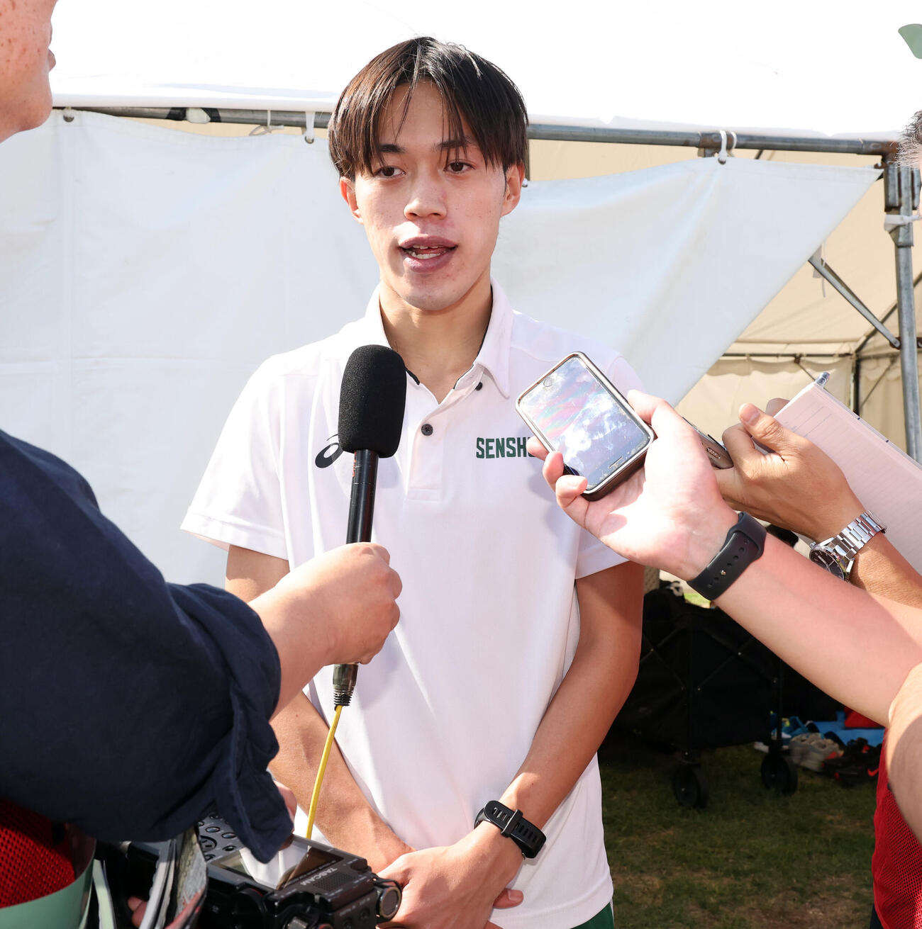 第103回箱根駅伝予選会　予選突破した専大の平松龍青は報道陣の質問に答える（撮影・浅見桂子）