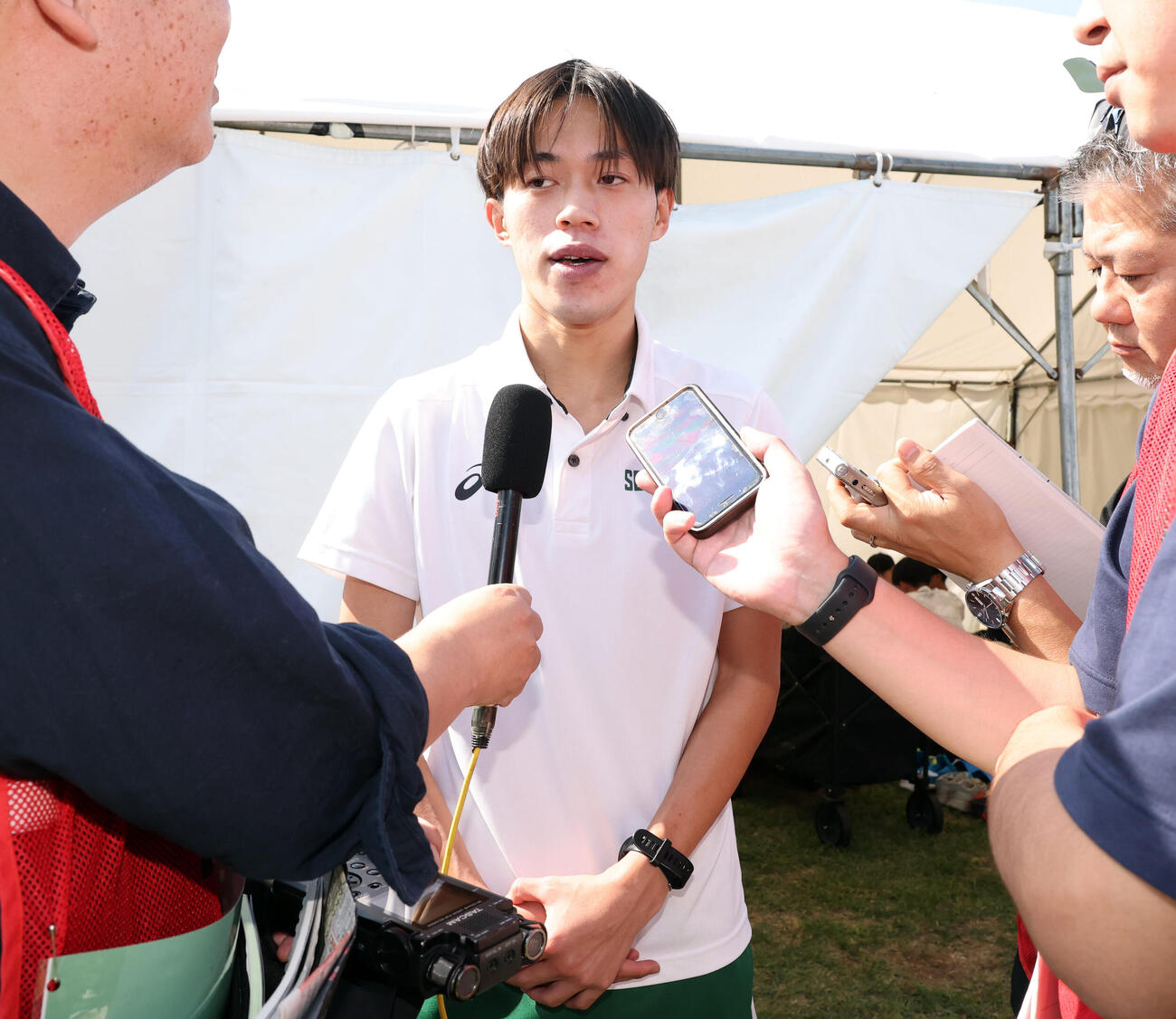 第103回箱根駅伝予選会　予選突破した専大の平松龍青は報道陣の質問に答える（撮影・浅見桂子）