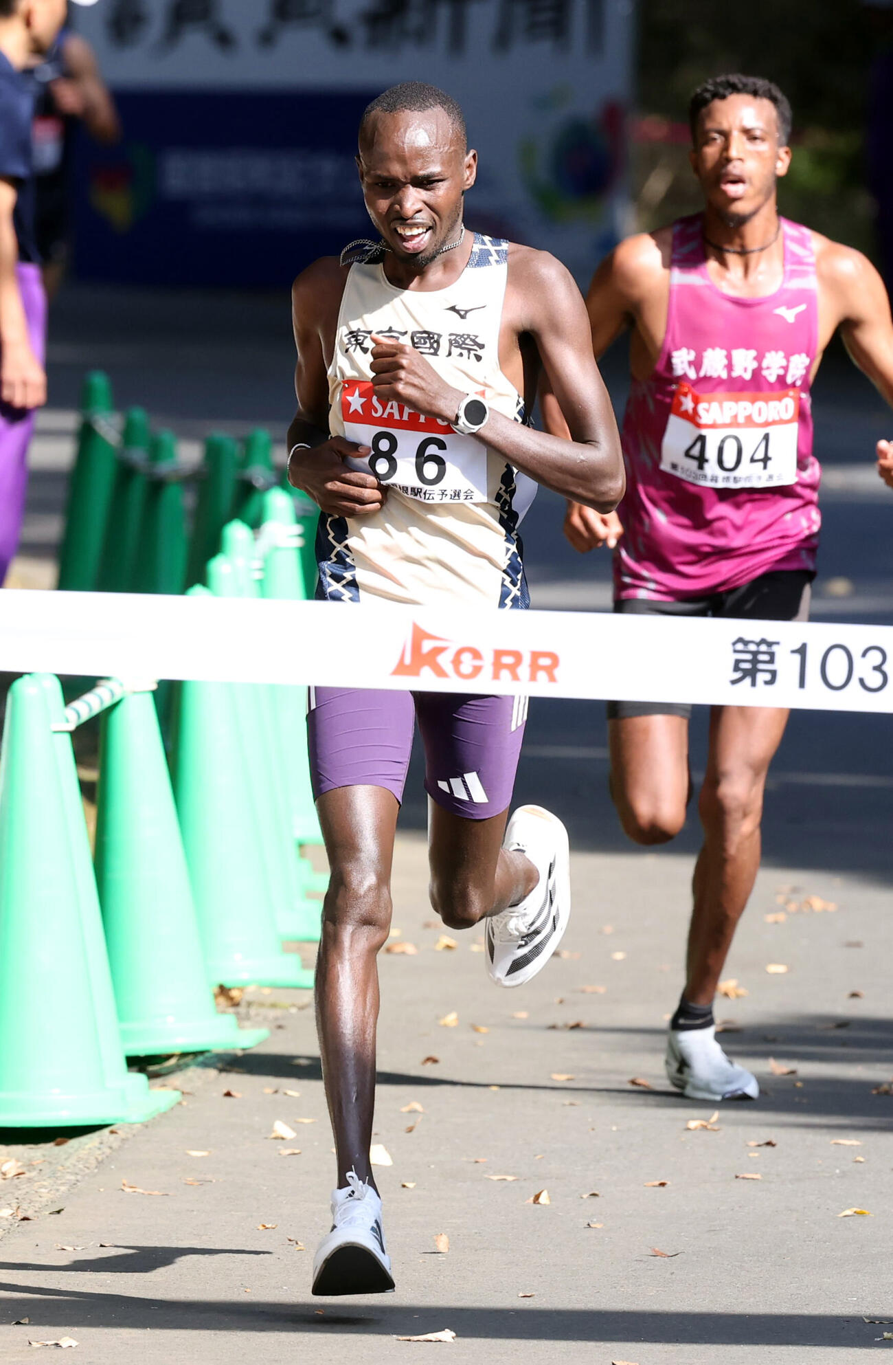 第103回箱根駅伝予選会　ゴールする東京国際大のリチャード・エティーリ（撮影・浅見桂子）