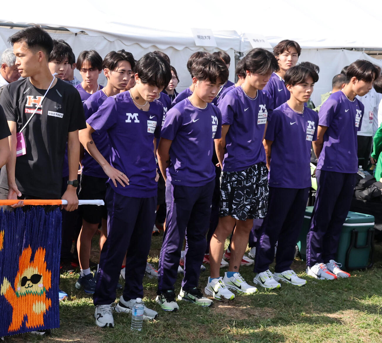 第103回箱根駅伝予選会　予選通過ならず、うなだれる明大の選手たち（撮影・浅見桂子）