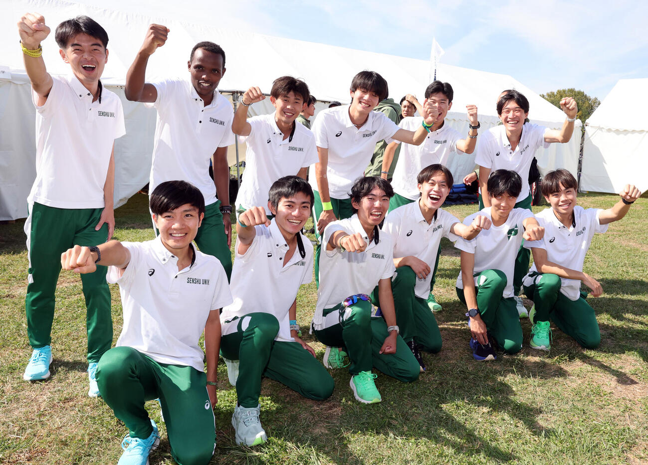 第103回箱根駅伝予選会　予選突破し専大の選手たちはガッツポーズで喜ぶ（撮影・浅見桂子）