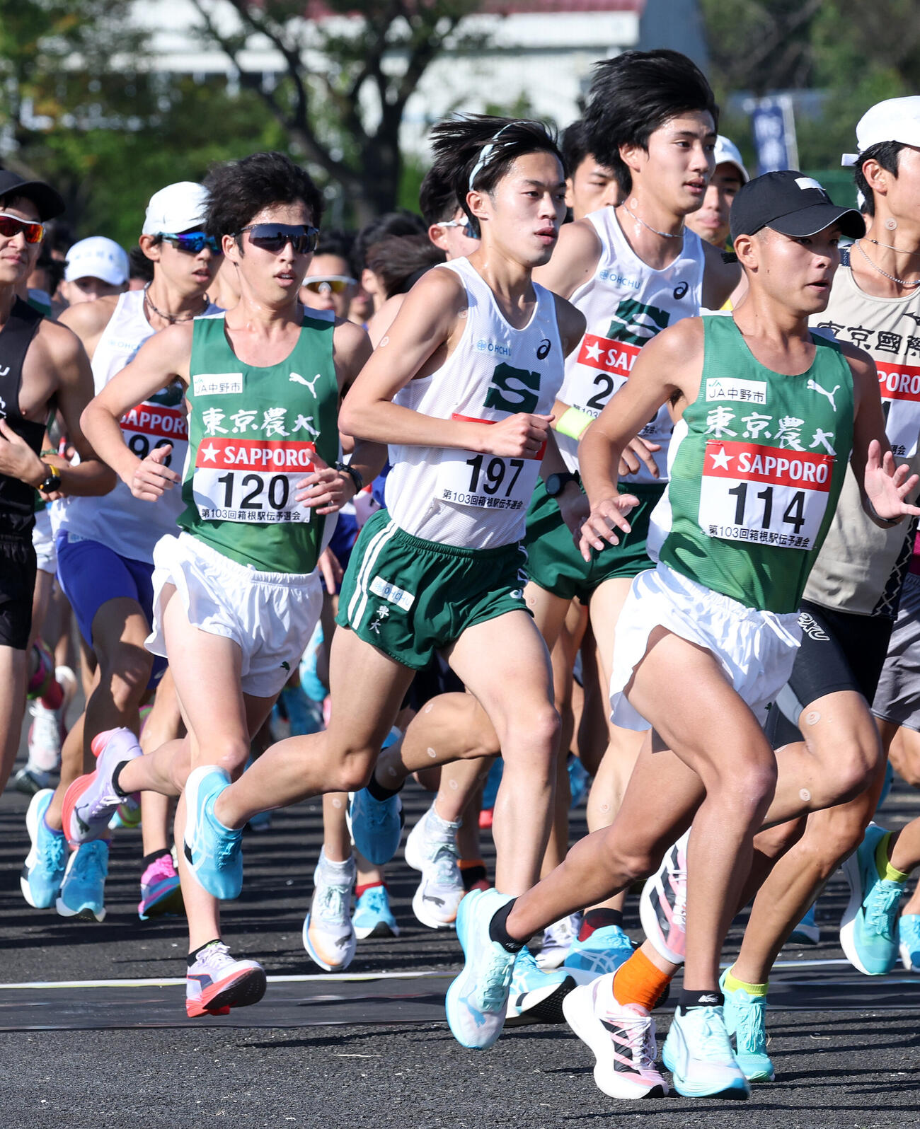 箱根駅伝予選会　力走する専大・平松龍青（中央）（撮影・鈴木正人）