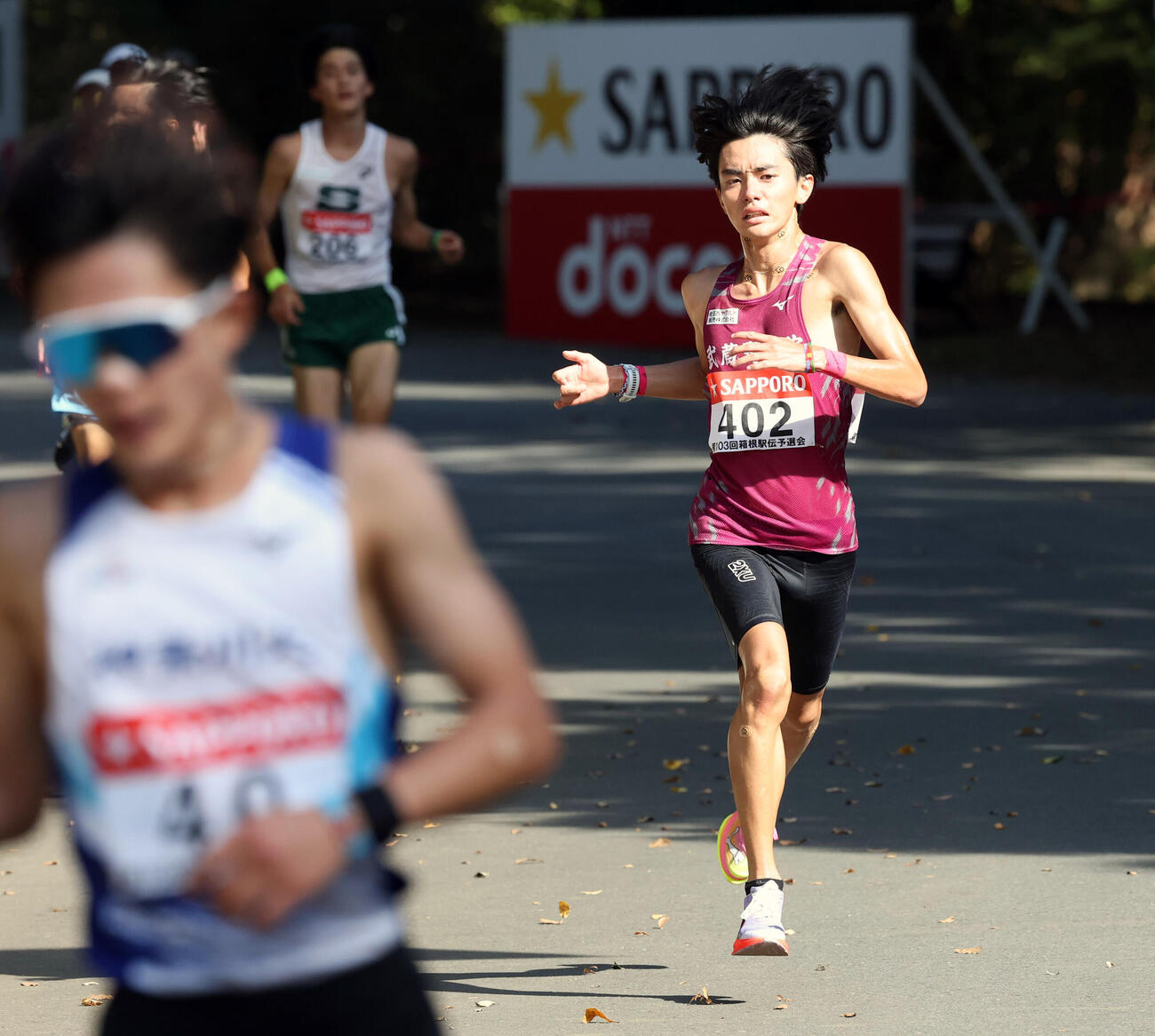 第103回箱根駅伝予選会　ゴールする武蔵野学院大の佐野颯人（撮影・浅見桂子）