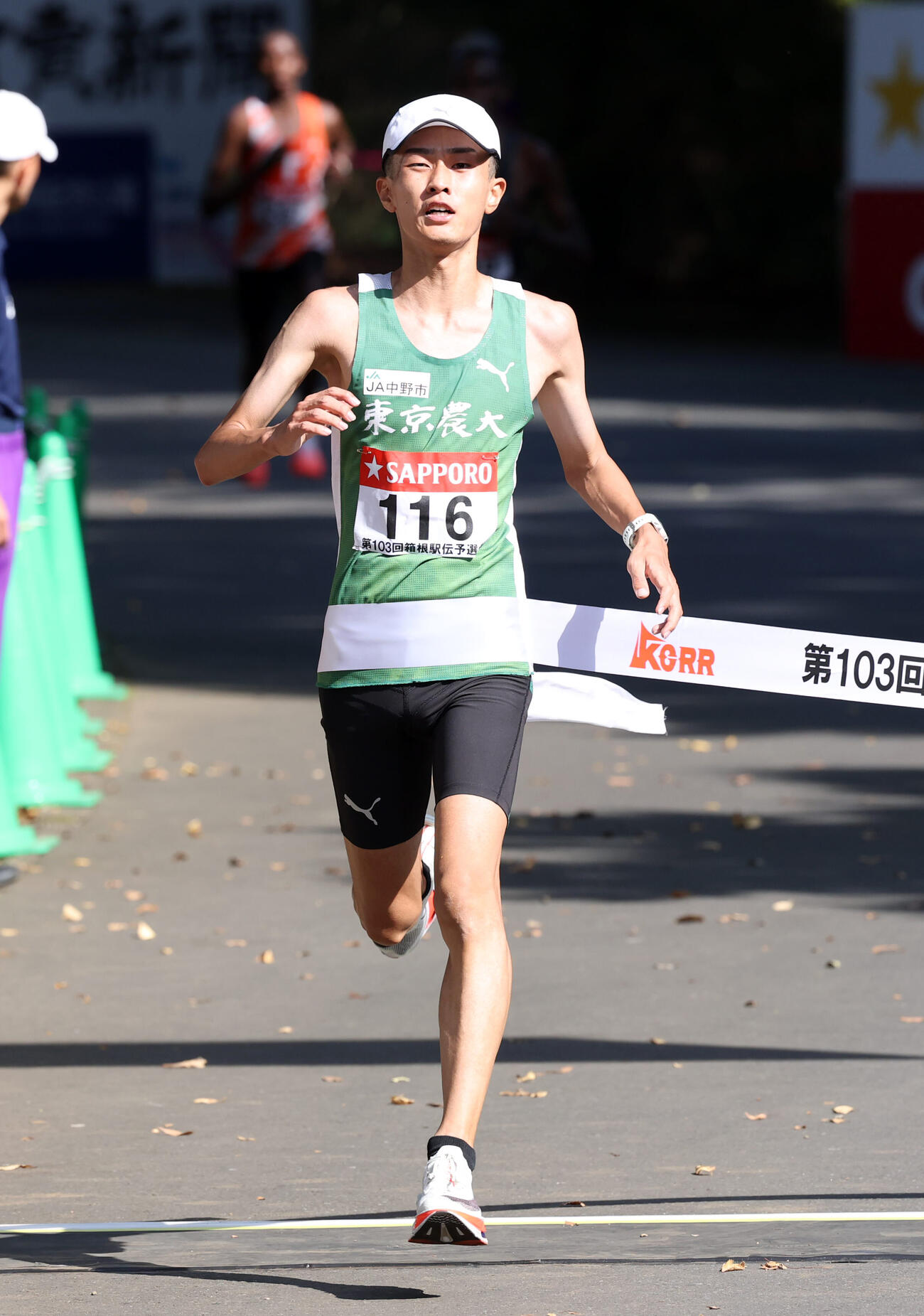 第103回箱根駅伝予選会　ゴールする東農大の前田和摩（撮影・浅見桂子）
