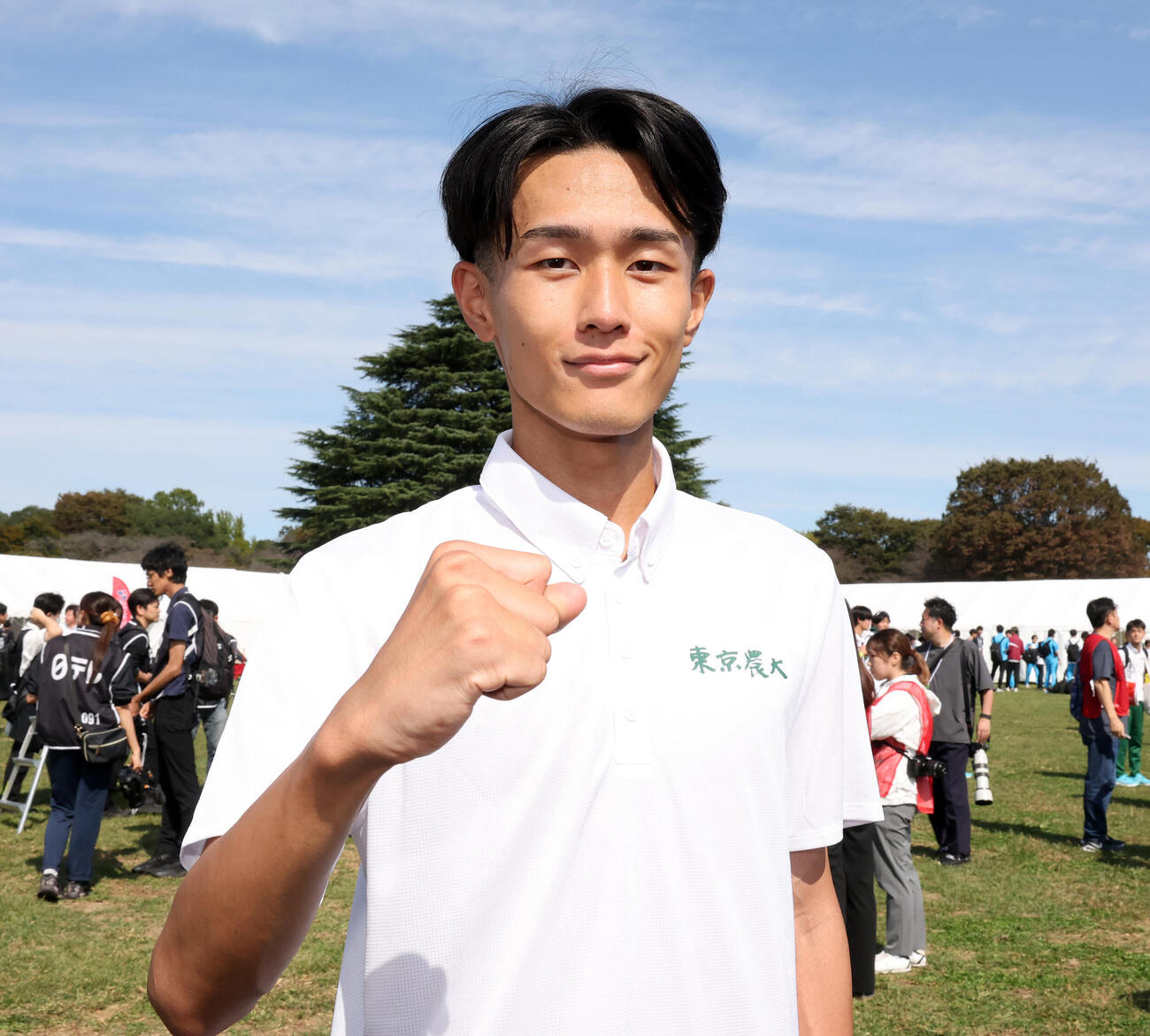 第103回箱根駅伝予選会　予選突破しガッツポーズする東農大の前田和摩（撮影・浅見桂子）