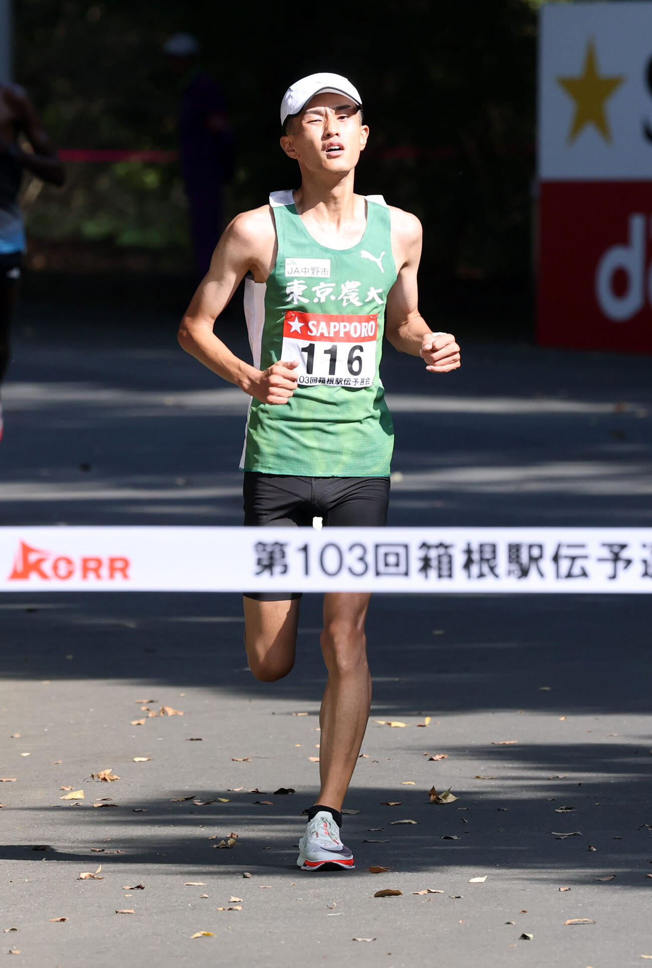 第103回箱根駅伝予選会　ゴールする東農大の前田和摩（撮影・浅見桂子）
