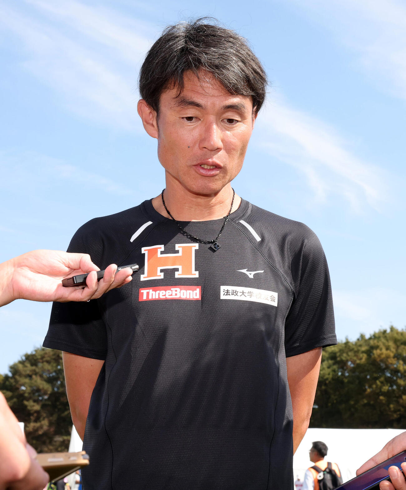 第103回箱根駅伝予選会　取材に答える法大の坪田智夫監督（撮影・浅見桂子）　2026年10月17日　立川市昭和記念公園