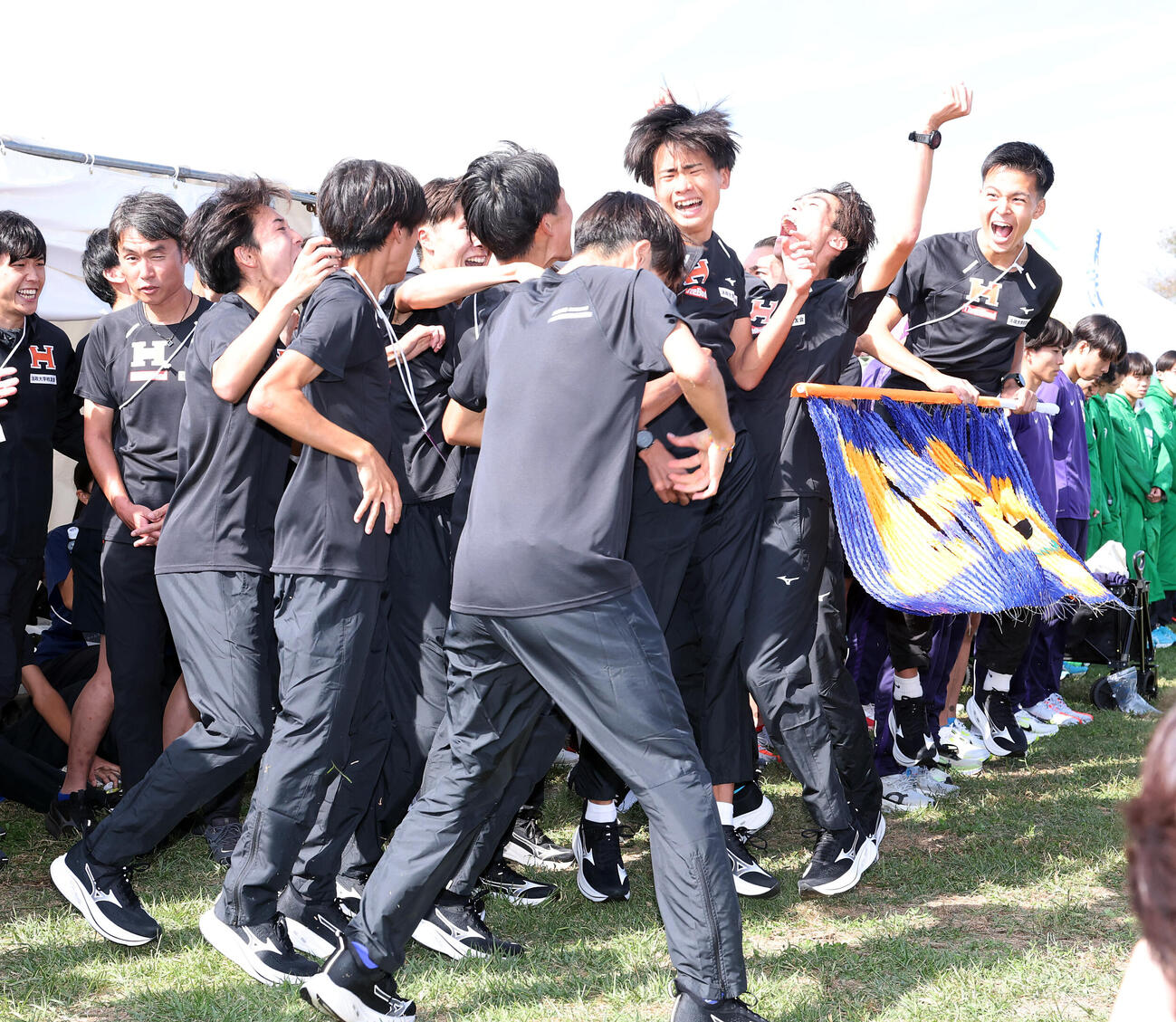 第103回箱根駅伝予選会　10位で予選通過を決め、大喜びの法大の選手たち（撮影・浅見桂子）