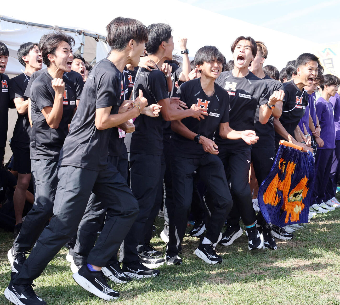 第103回箱根駅伝予選会　10位で予選通過を決め、大喜びの法大の選手たち（撮影・浅見桂子）