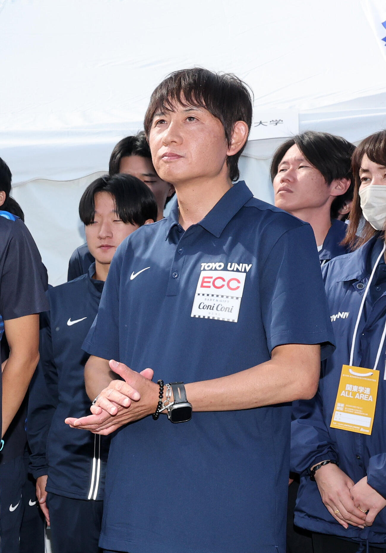 箱根駅伝予選会　予選突破の発表を聞き拍手する東洋大・酒井俊幸監督（撮影・鈴木正人）