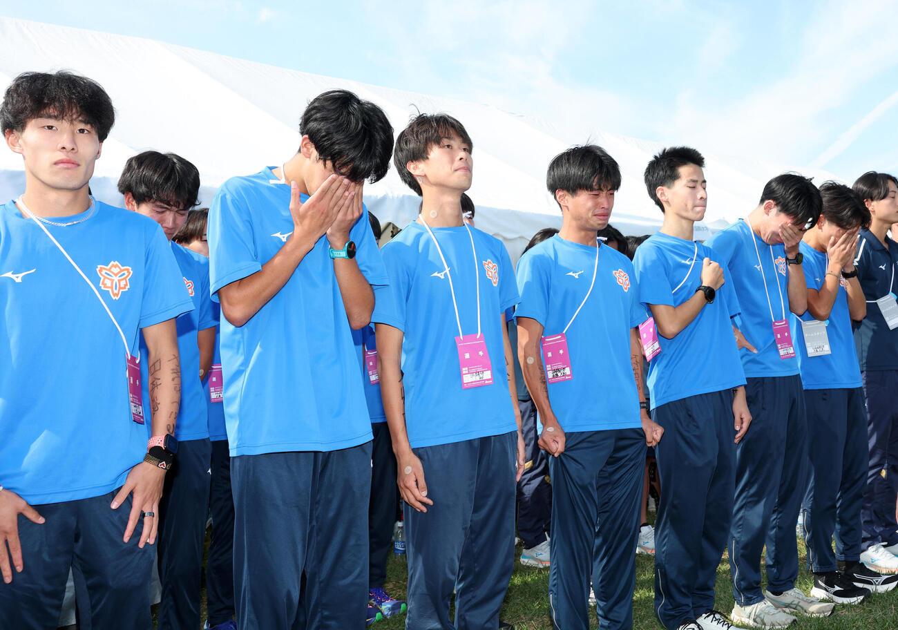 箱根駅伝予選会を突破し涙ぐむ日体大の選手たち（撮影・鈴木正人）