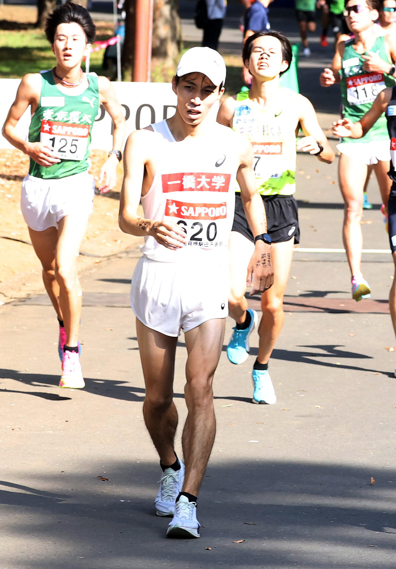 第103回箱根駅伝予選会　ゴールする一橋大の有川紘樹（撮影・浅見桂子）