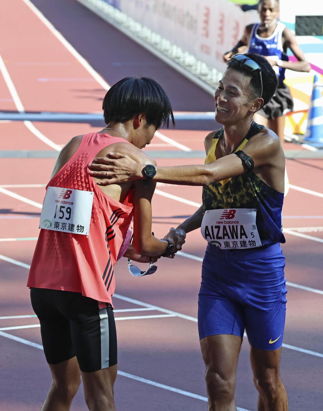 東京レガシーハーフマラソン男子のレース後、健闘をたたえ合う6位の相沢晃（右）と5位の溜池一太（共同）