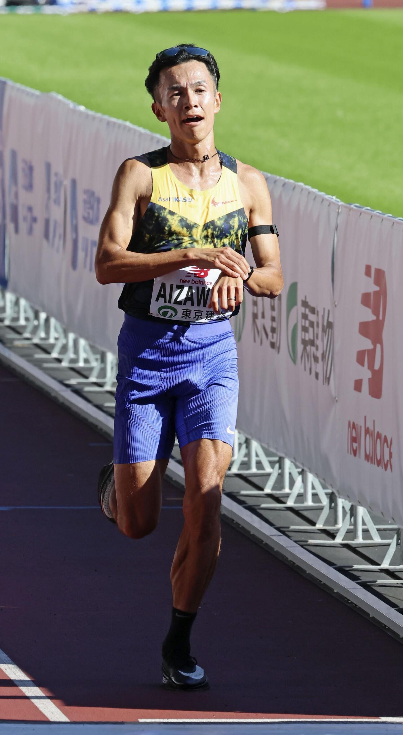 東京レガシーハーフマラソン男子で6位でゴールする相沢晃（共同）