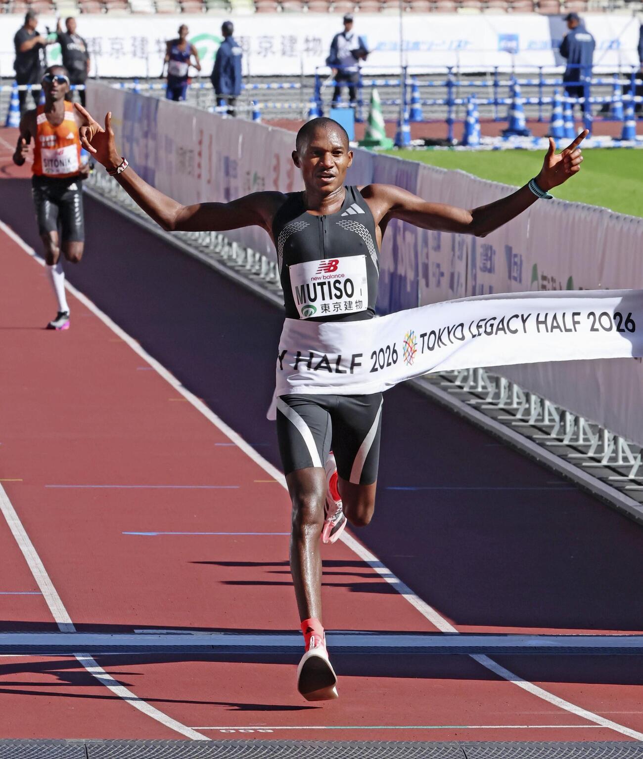 東京レガシーハーフマラソン男子で優勝したアレクサンダー・ムティソ（共同）