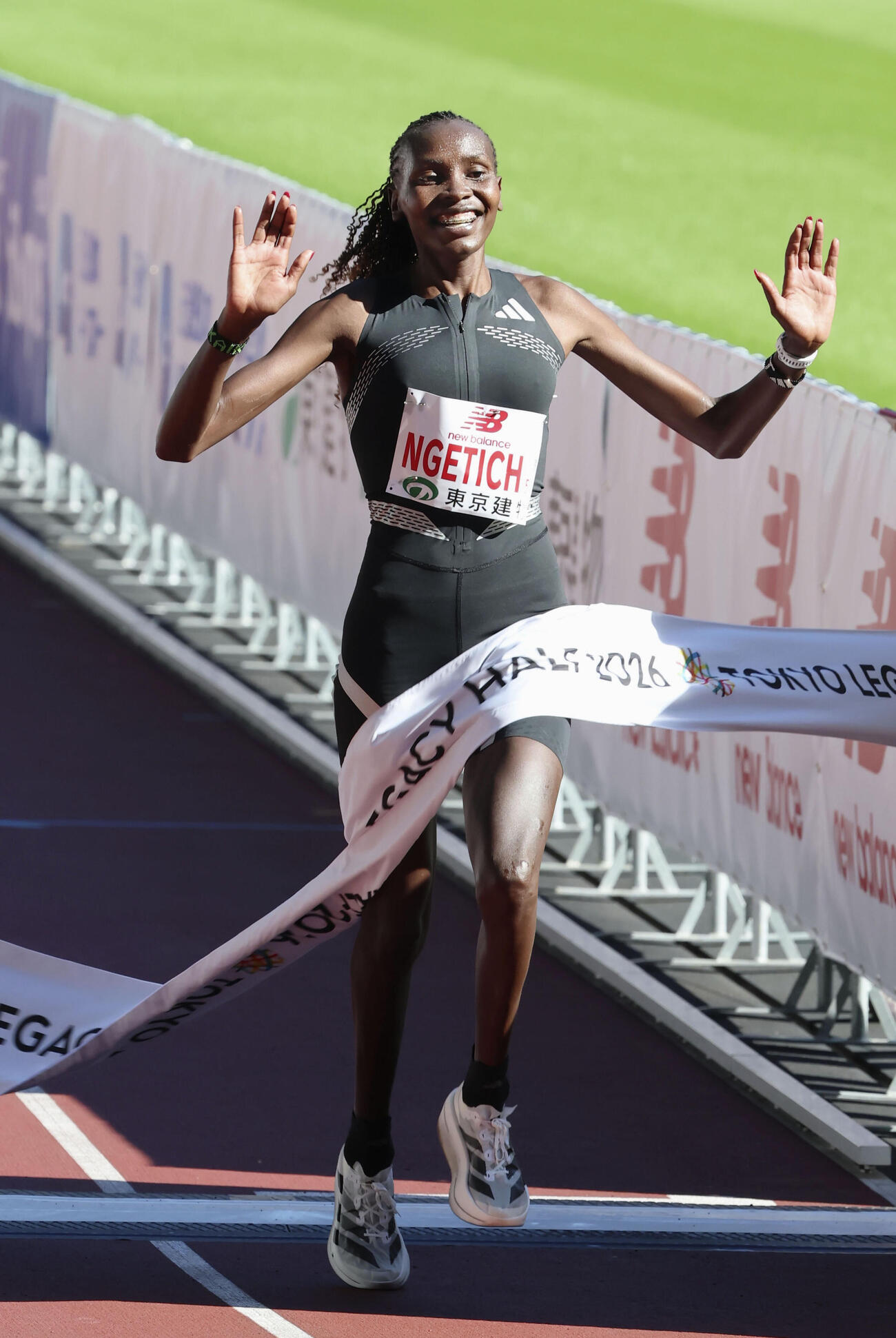 東京レガシーハーフマラソン女子で優勝したアグネスジェベト・ヌゲティチ（共同）