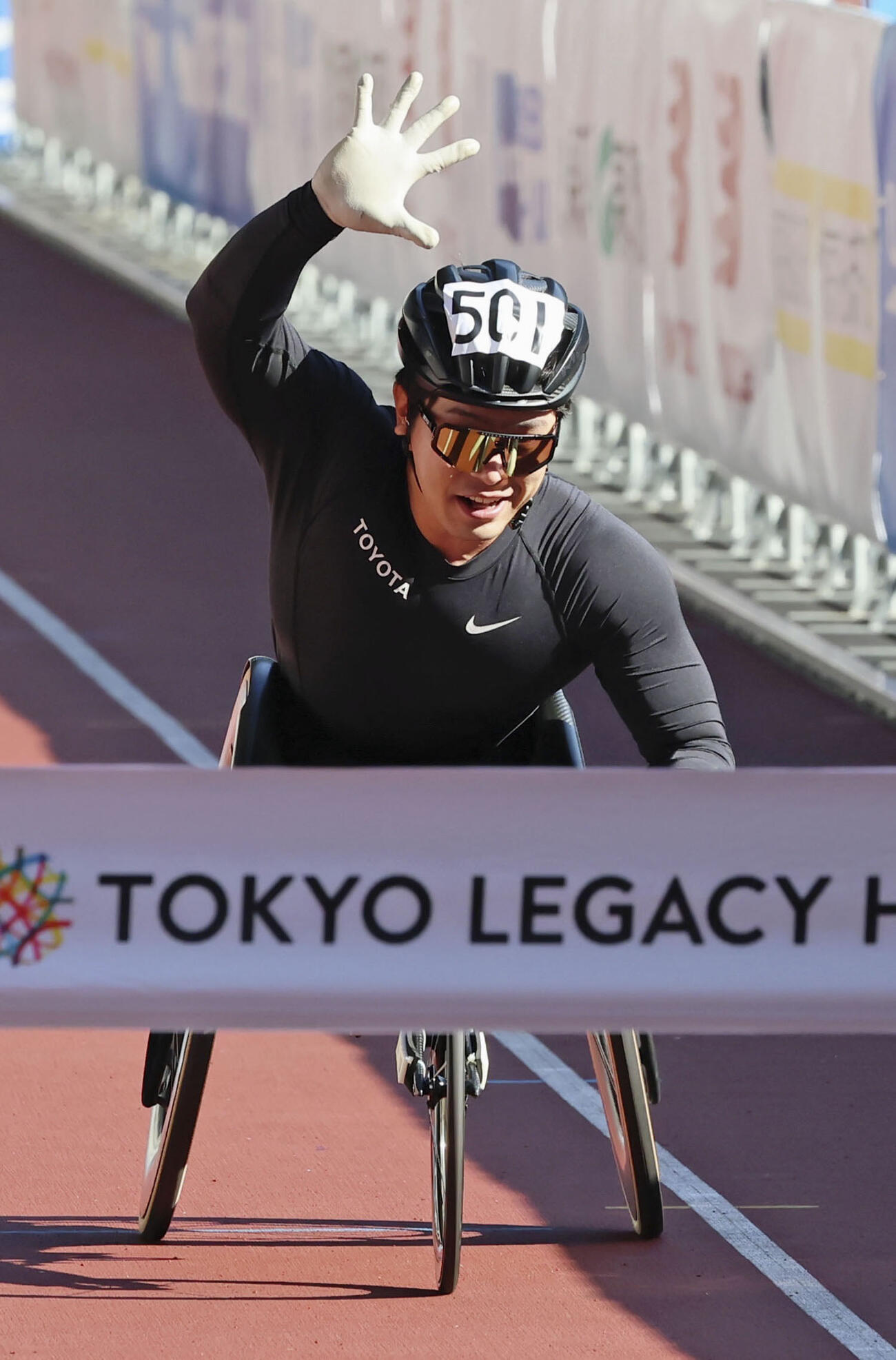 東京レガシーハーフマラソン車いす男子で優勝した鈴木朋樹（共同）