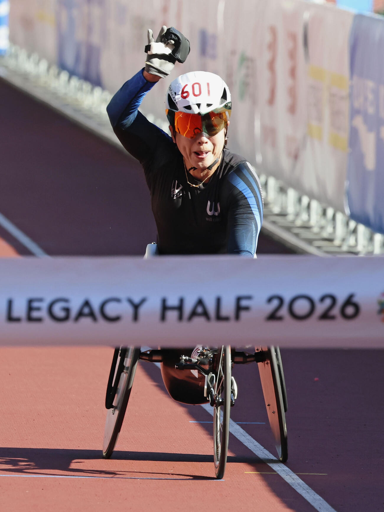 東京レガシーハーフマラソン車いす女子で優勝した土田和歌子（共同）