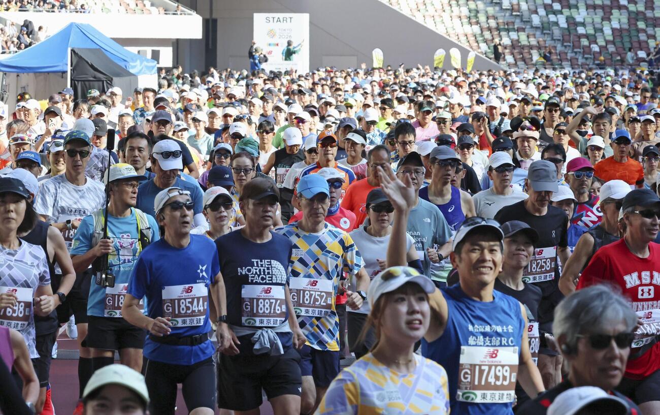 東京レガシーハーフマラソンでスタートする選手（共同）