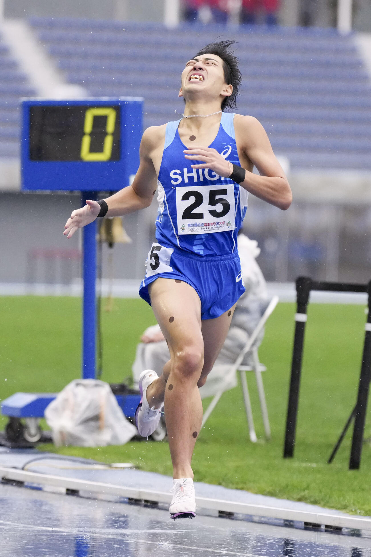 成年男子800メートル決勝　ゴールする落合晃。1分45秒21で優勝した（共同）