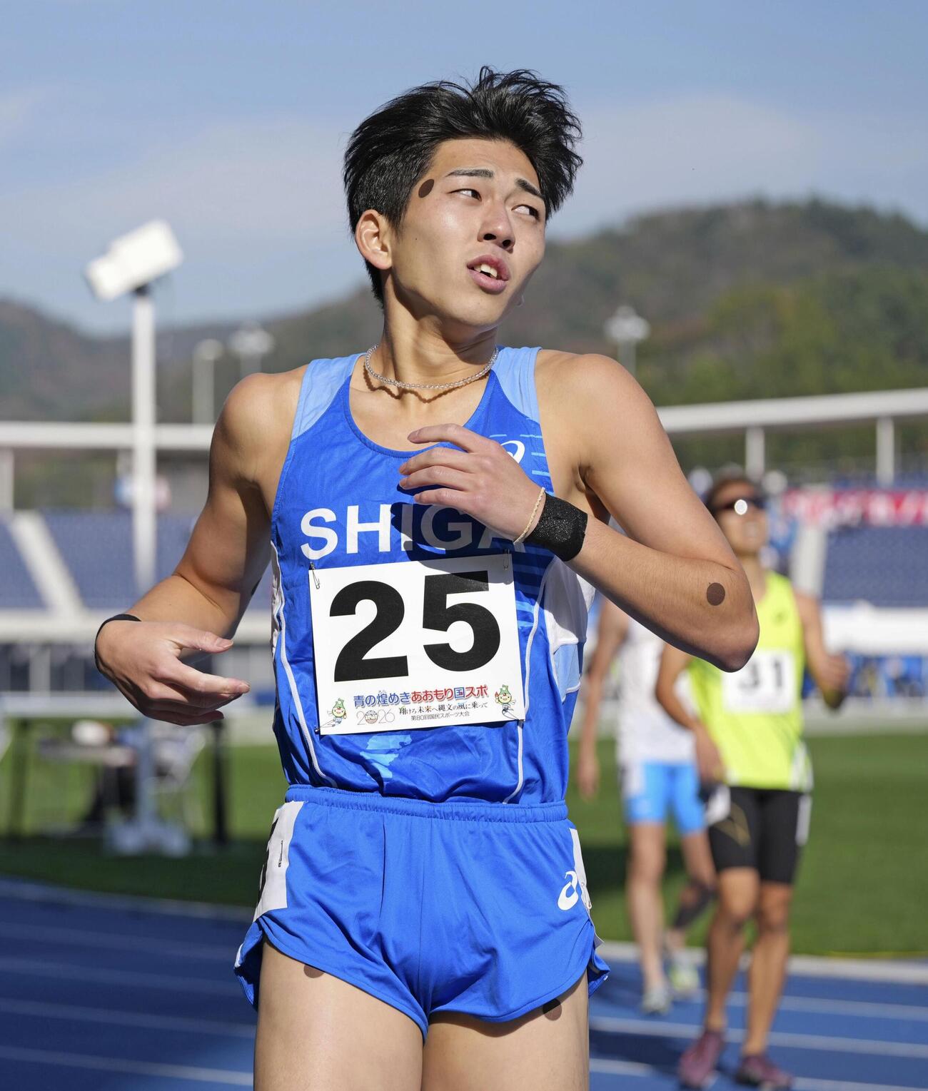 成年男子800メートル予選　ゴールした落合晃（共同）