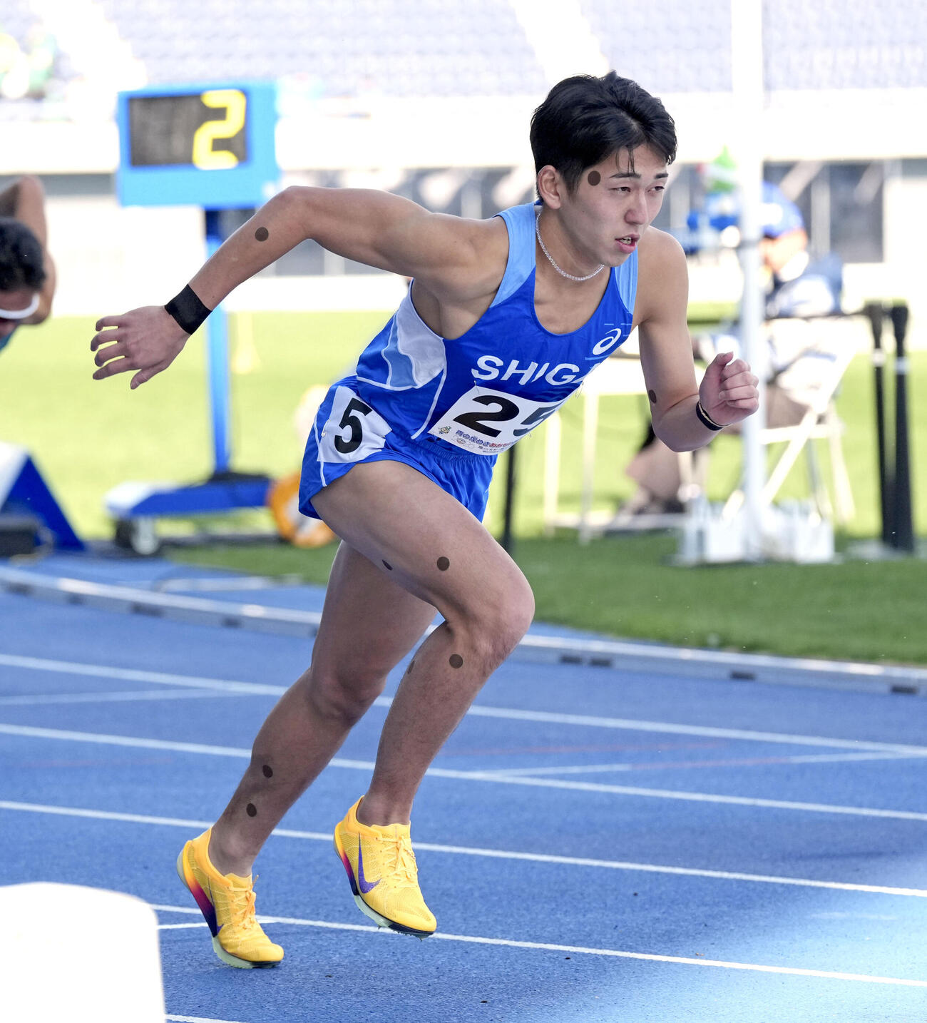 成年男子800メートル予選　スタートする落合晃（共同）