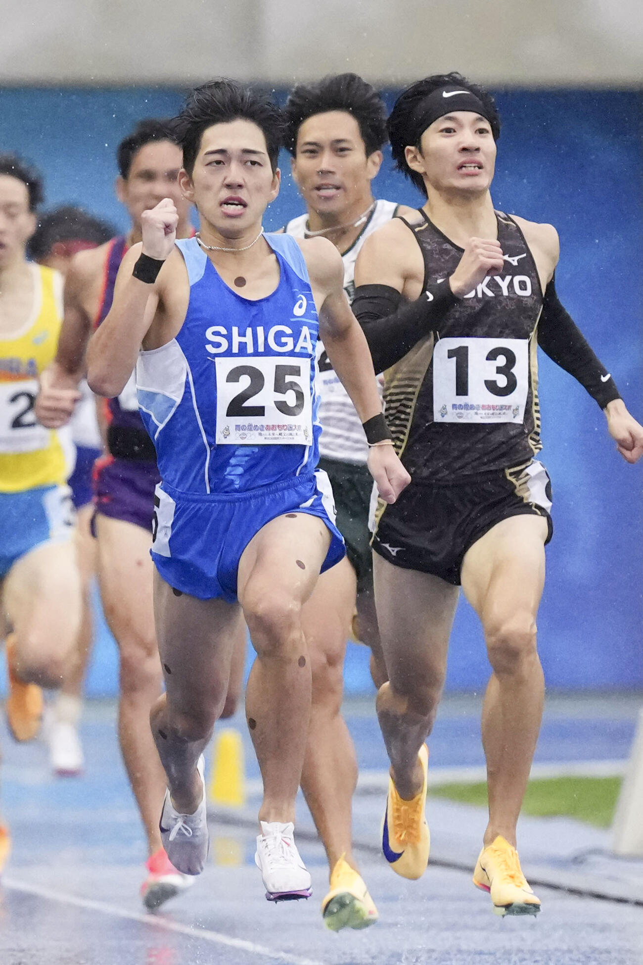 成年男子800メートル決勝　力走する落合晃（25）。1分45秒21で優勝した（共同）