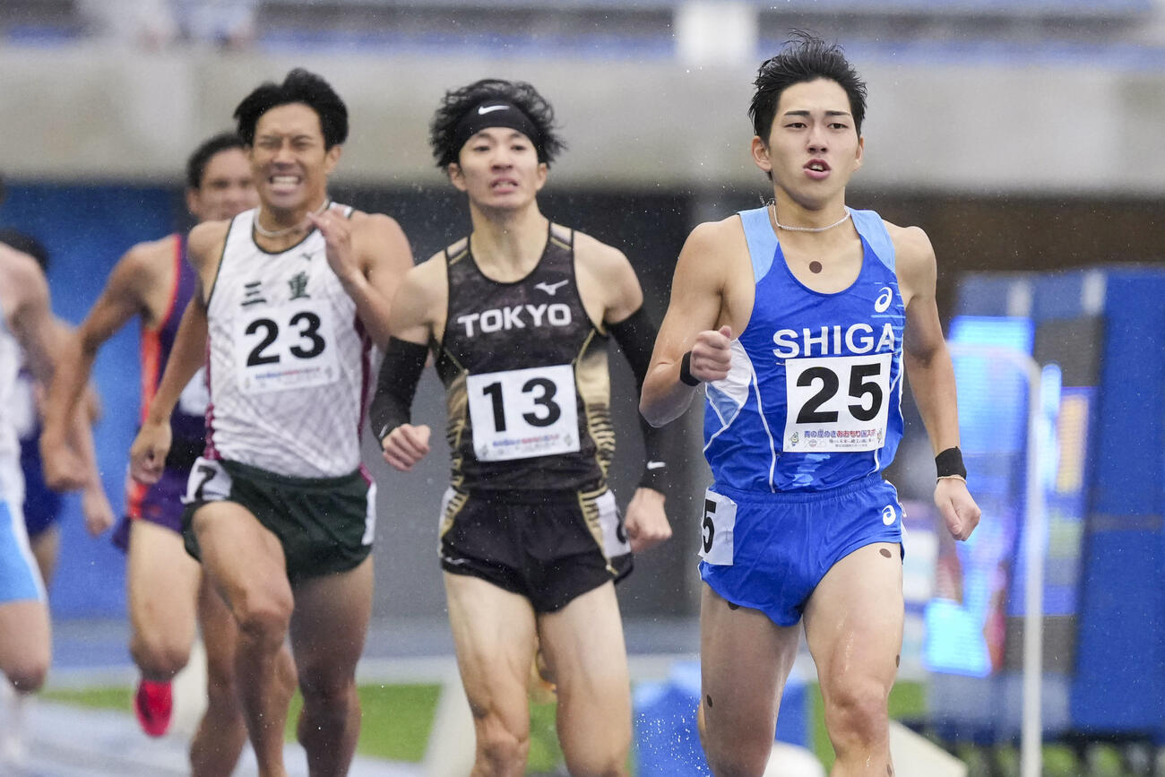 成年男子800メートル決勝　力走する落合晃（25）。1分45秒21で優勝した（共同）