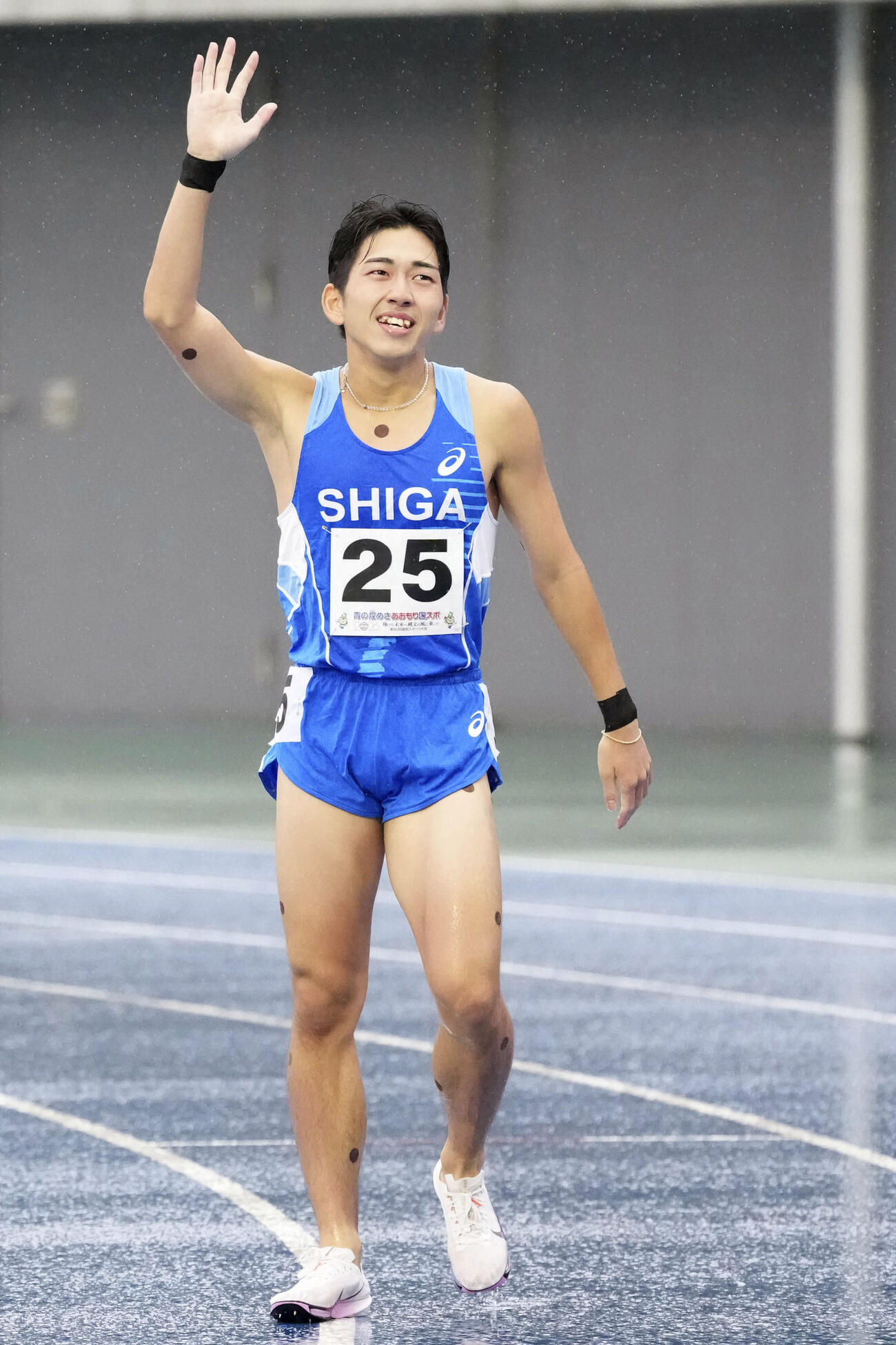 成年男子800メートル決勝でゴール後、歓声に応える落合晃（共同）
