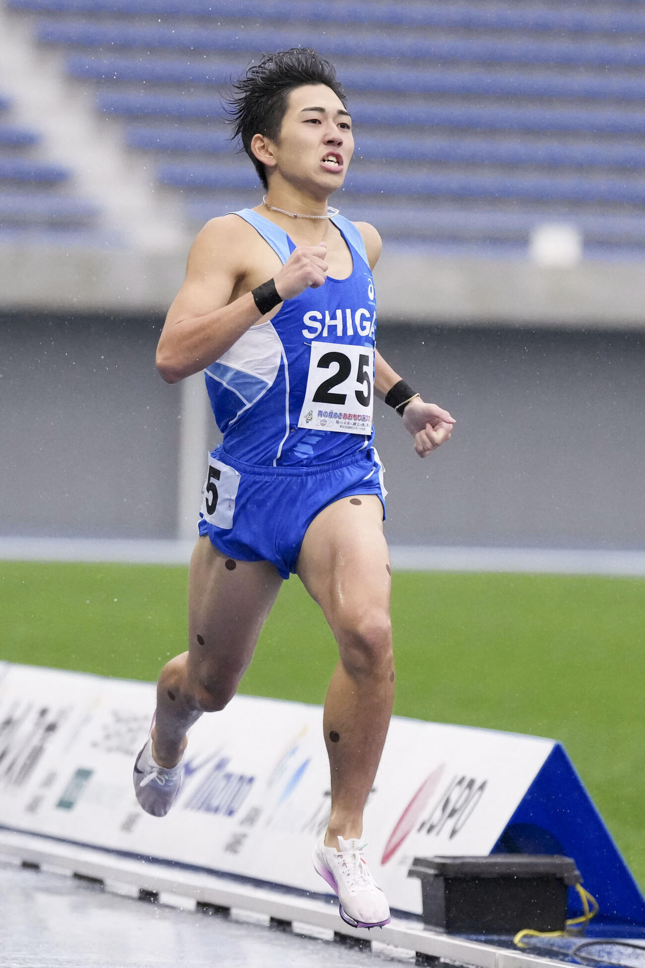 成年男子800メートル決勝　ゴールする落合晃（共同）