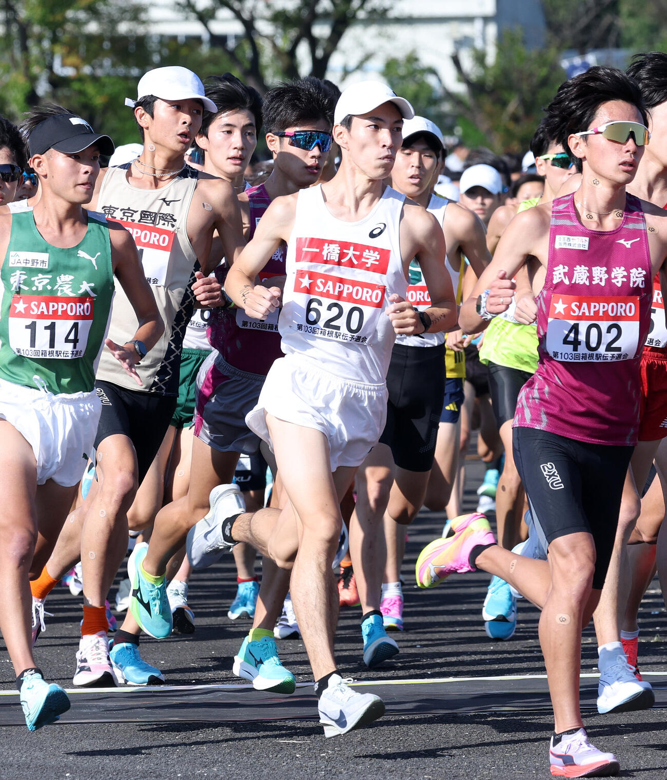 箱根駅伝予選会　力走する一橋大・有川紘樹（中央）（2026年10月17日撮影）