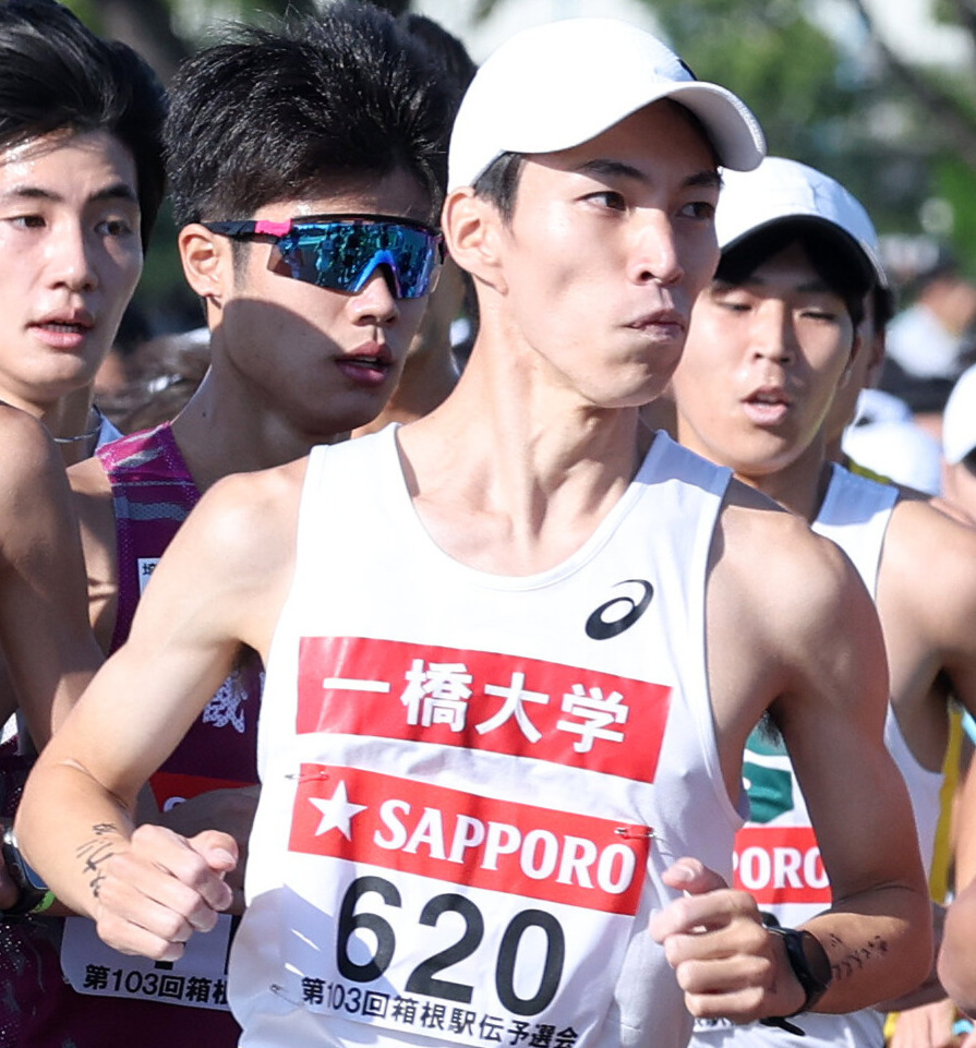 箱根駅伝予選会　力走する一橋大・有川紘樹（中央）＝2026年10月17日