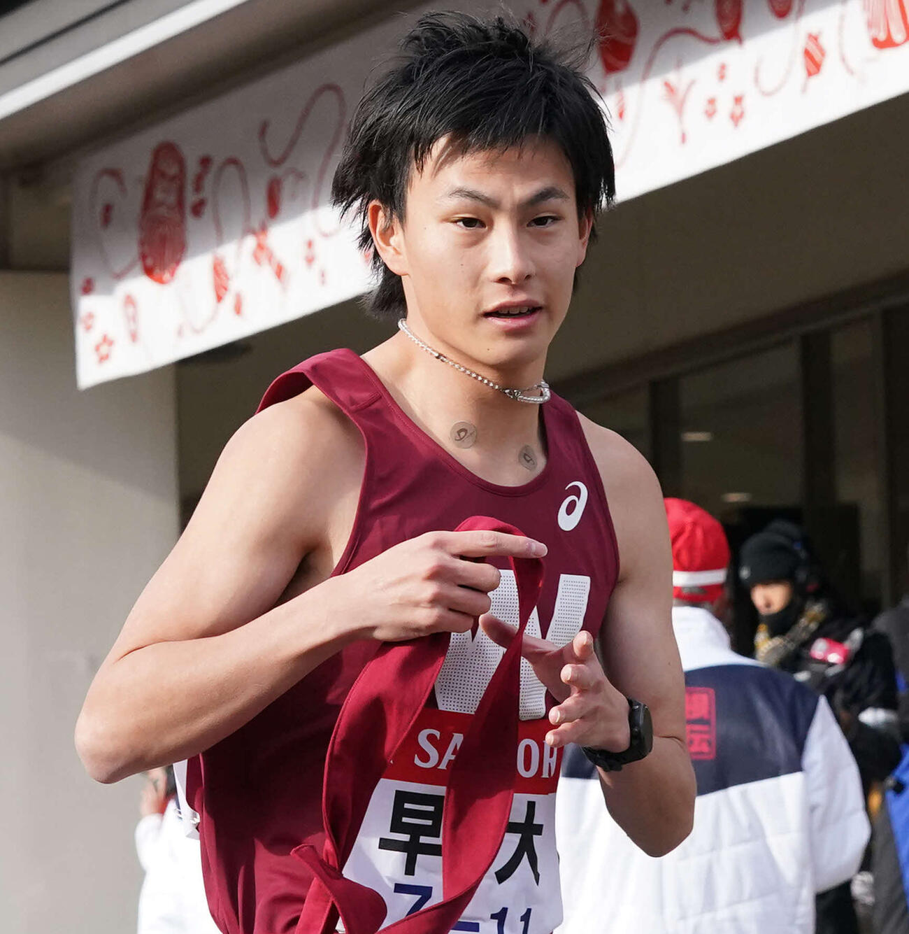 小田原中継所を出発する早大7区宍倉健浩（2021年1月3日）