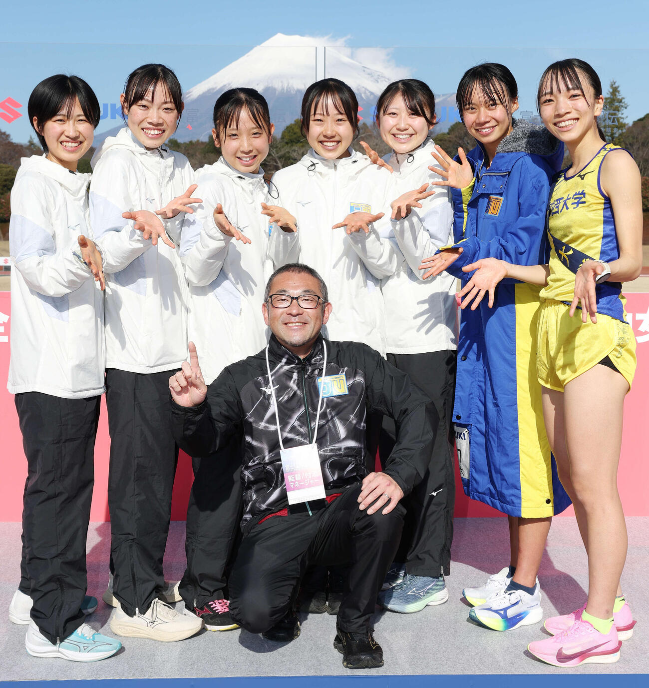 前回の全日本大学女子選抜駅伝（富士山女子駅伝）　優勝し笑顔の城西大・赤羽監督（手前）と選手たち（2025年12月撮影）