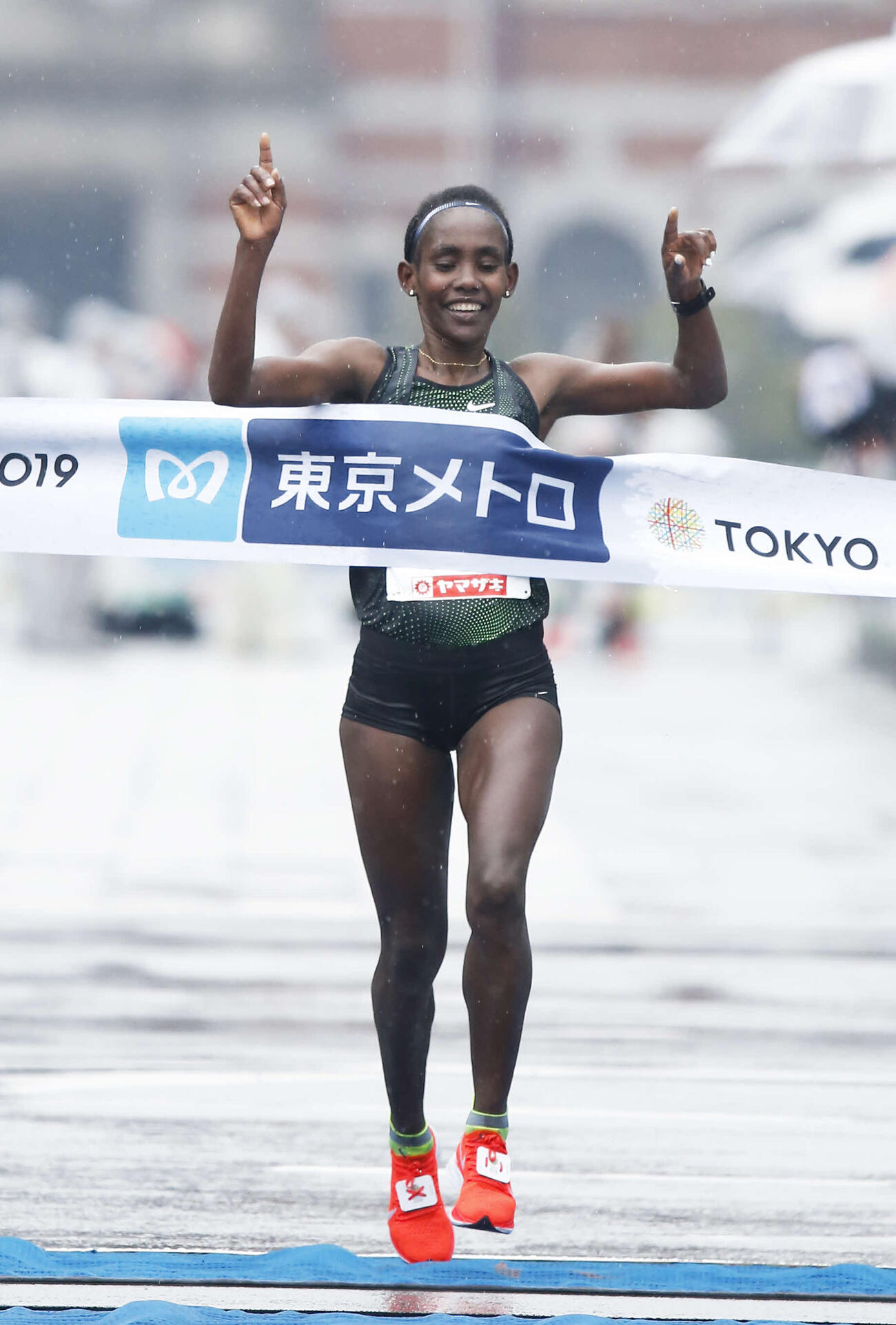 2019年の東京マラソン、女子1位でゴールするルティ・アガ